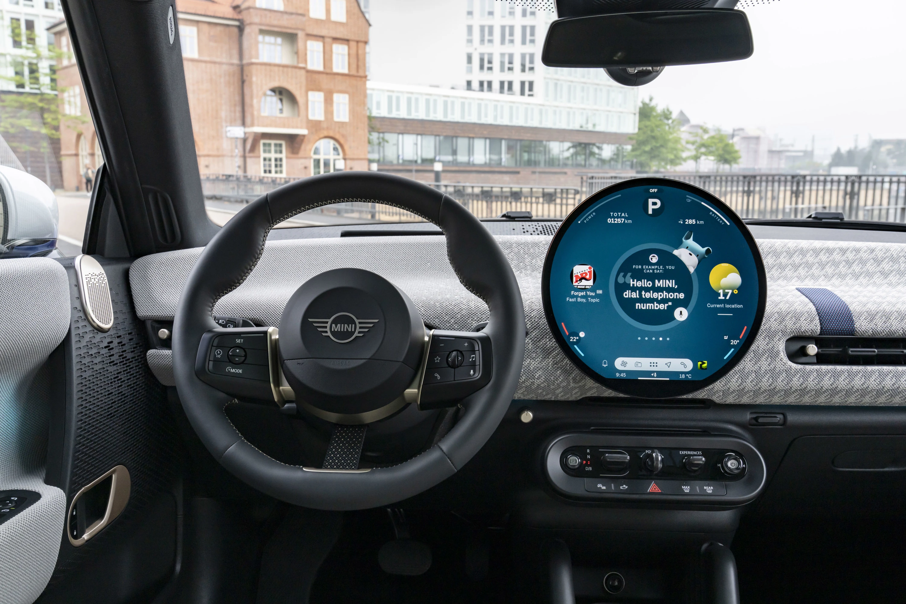 Mini Cooper SE screens view