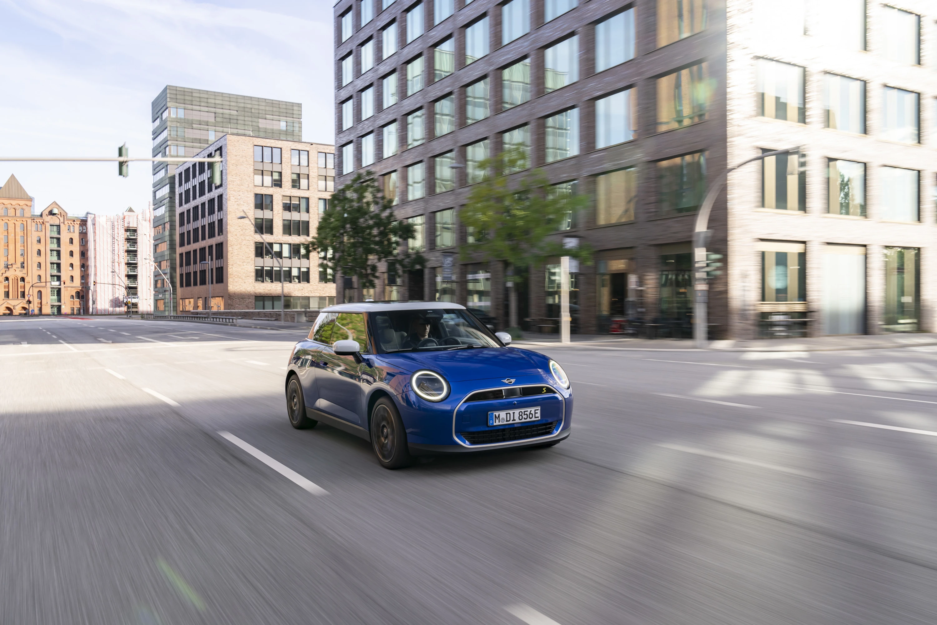 Mini Cooper SE exterior view