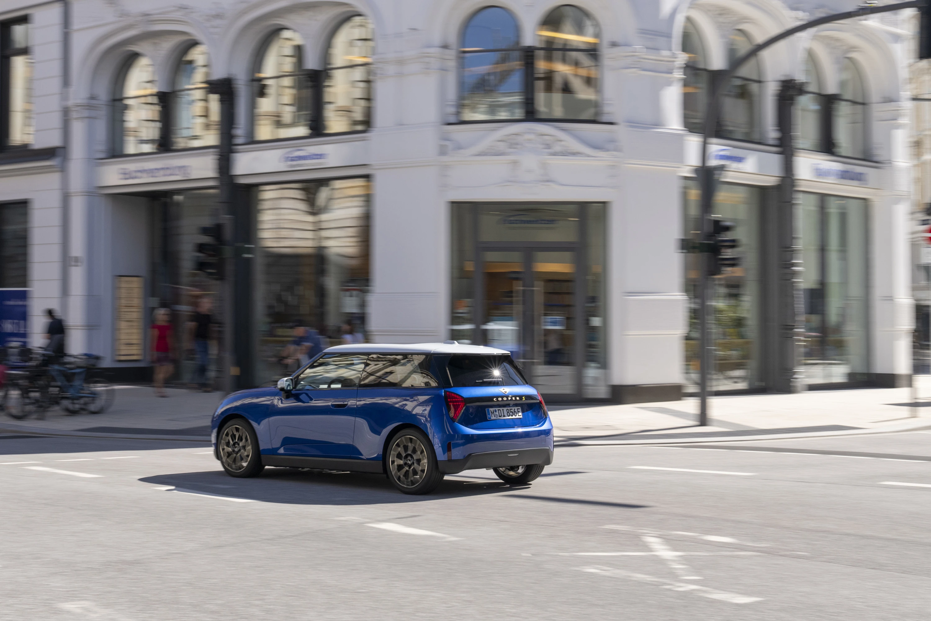 Mini Cooper SE exterior view