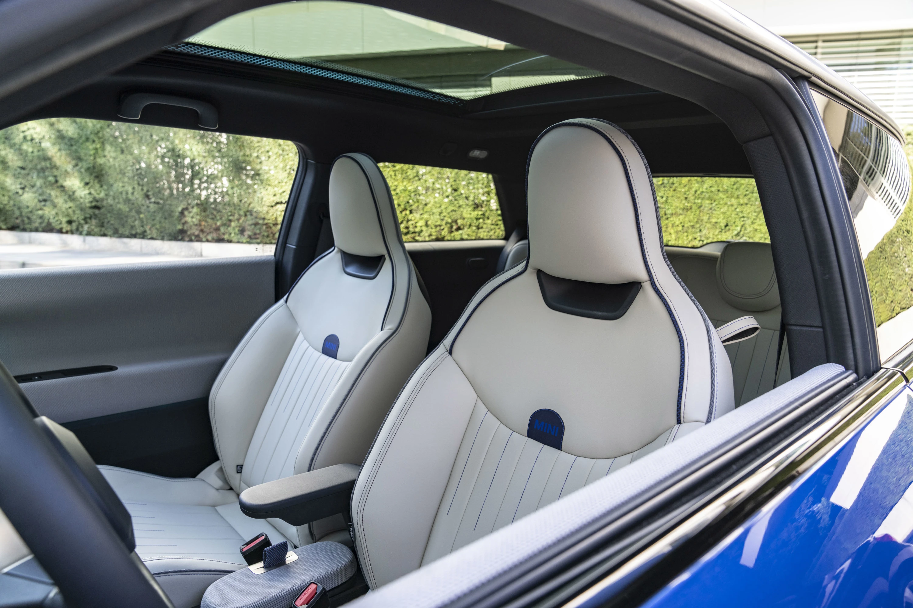 Mini Cooper SE frontseats view