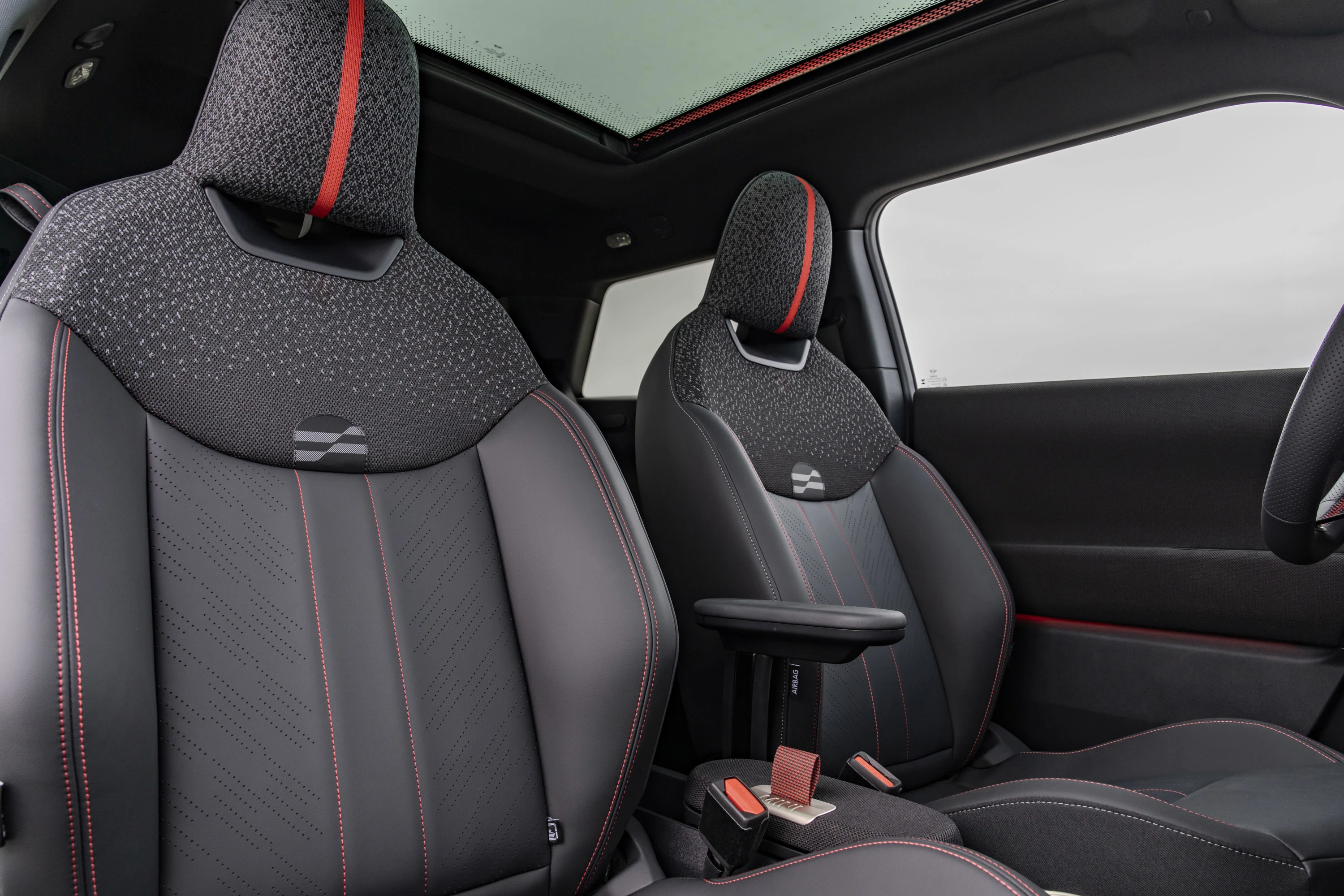 Mini Cooper SE frontseats view