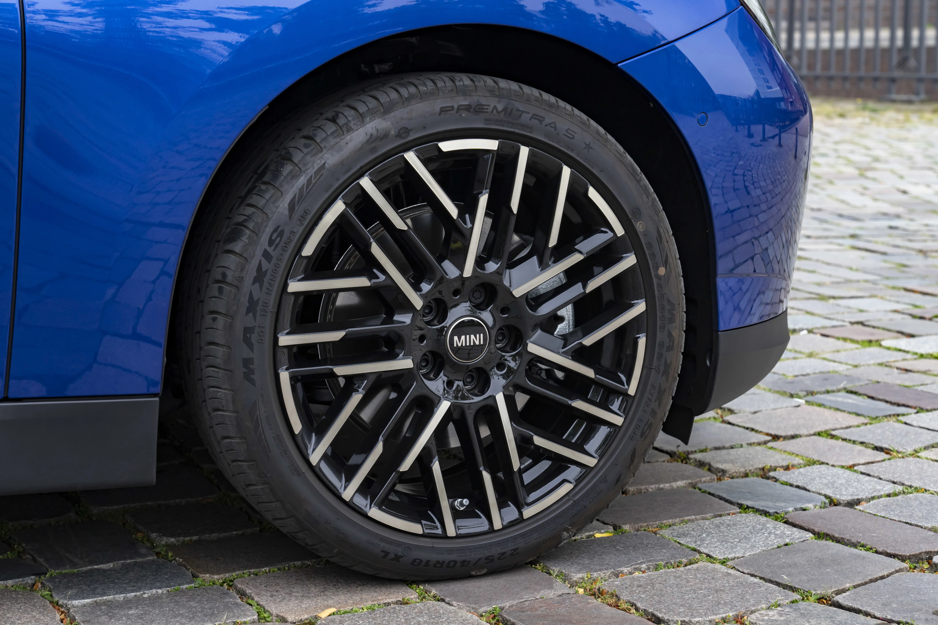 Mini Cooper SE wheels view