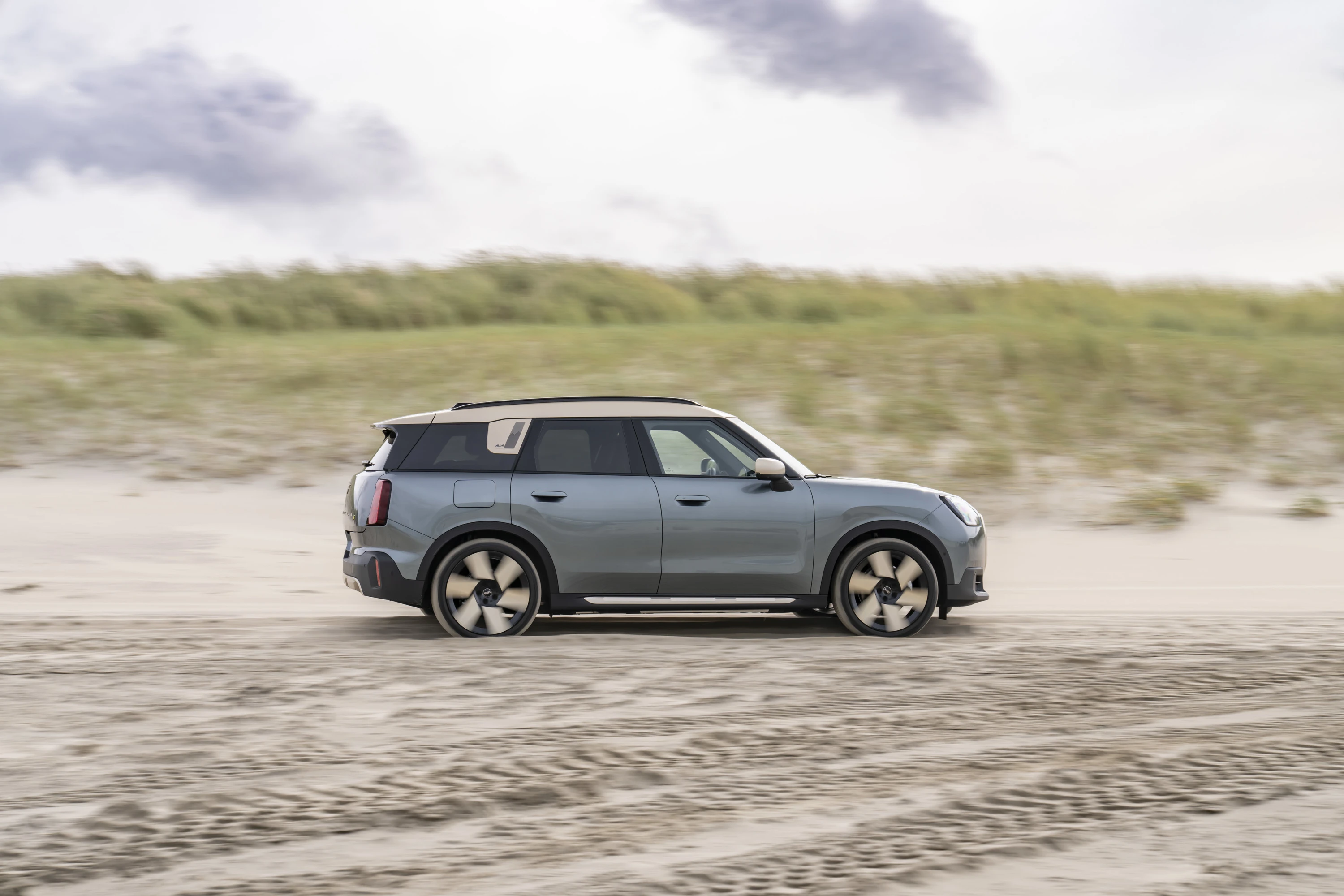 Mini Countryman E dynamic view
