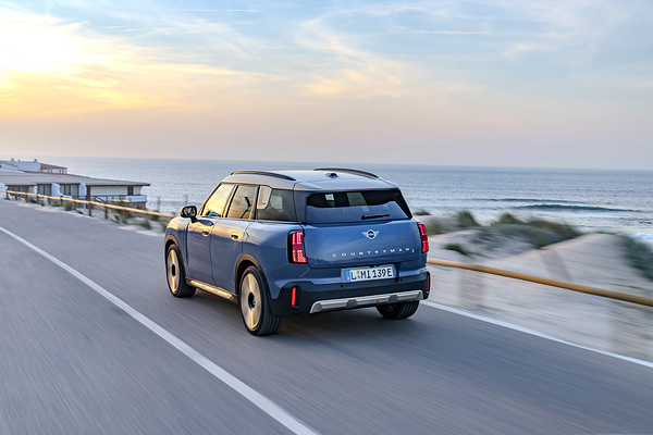 Mini Countryman SE ALL4 dynamic view