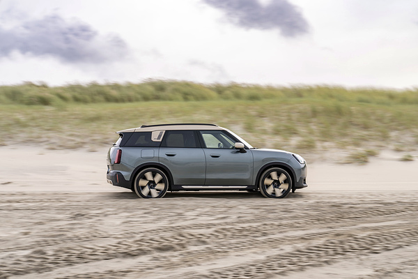 Mini Countryman SE ALL4 dynamic view