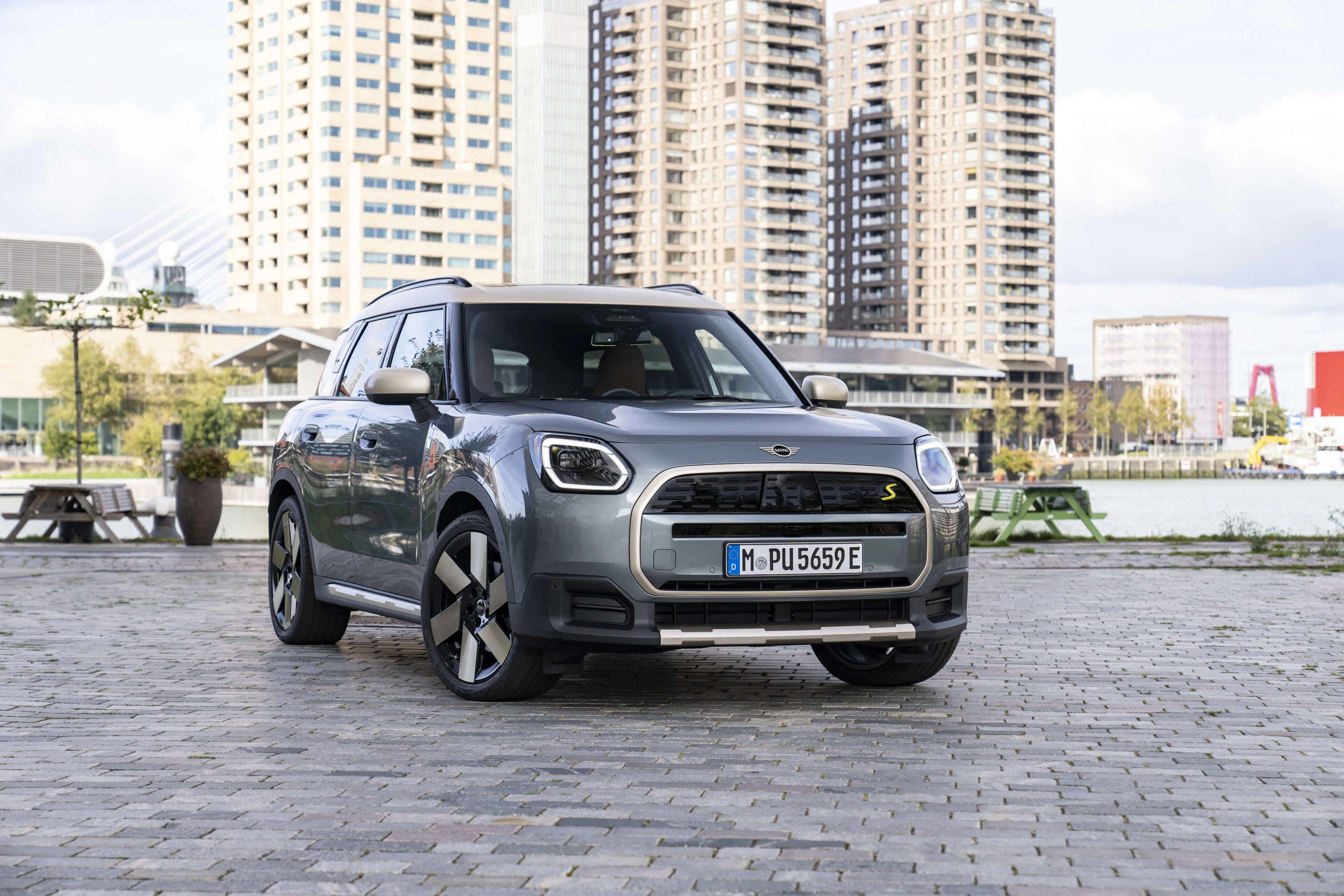 Mini Countryman SE ALL4 exterior view