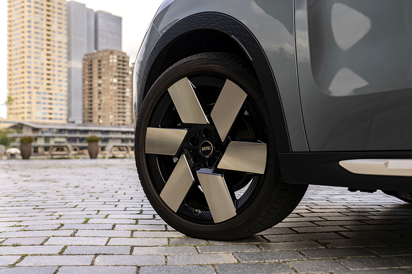 Mini Countryman SE ALL4 wheels view