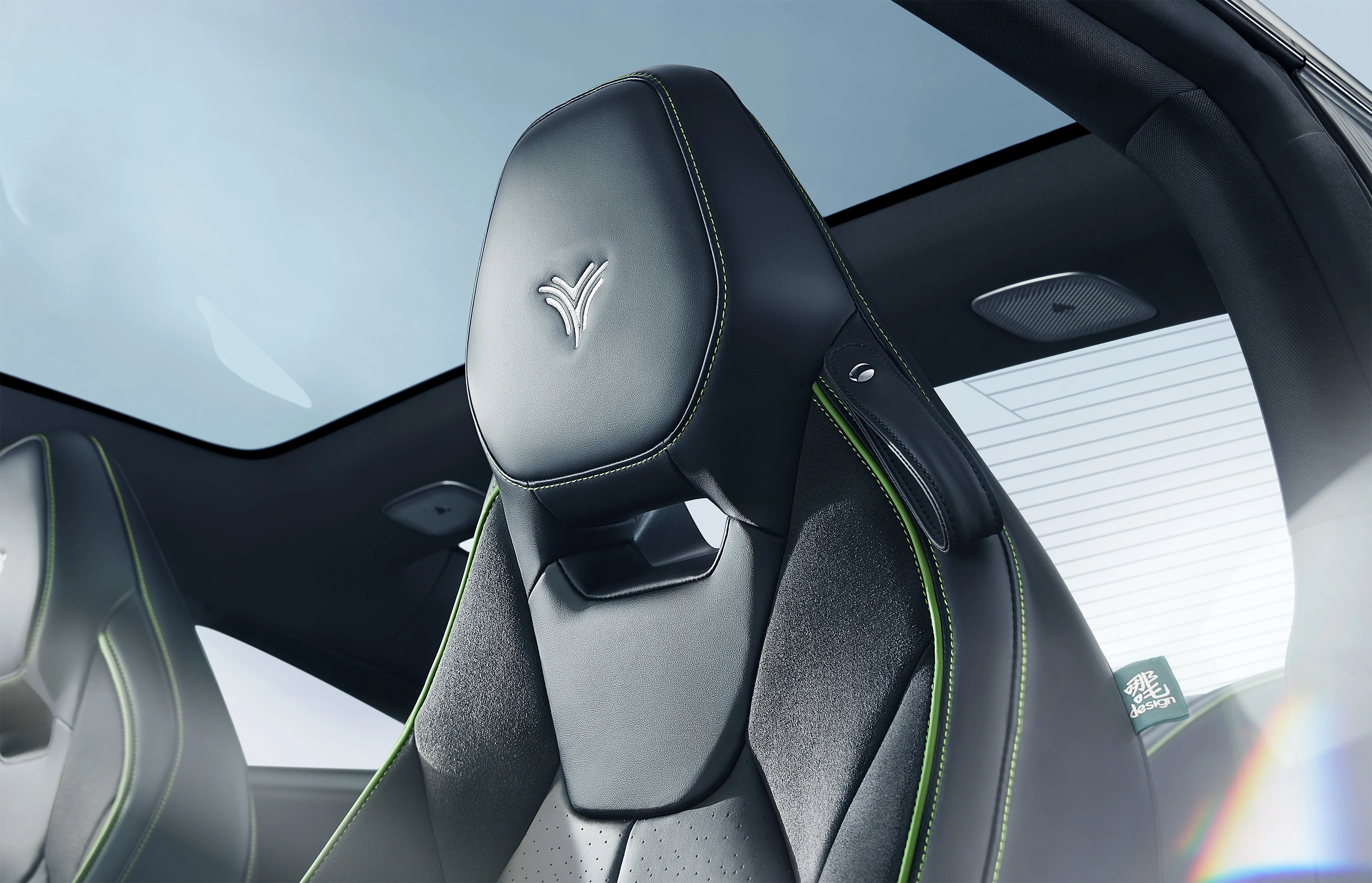 Neta GT 580 AWD frontseats view