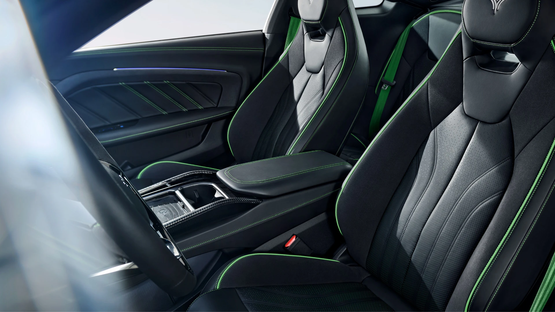 Neta GT 580 AWD frontseats view