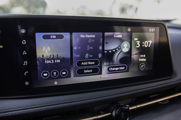 Nissan Ariya 63kWh screens view