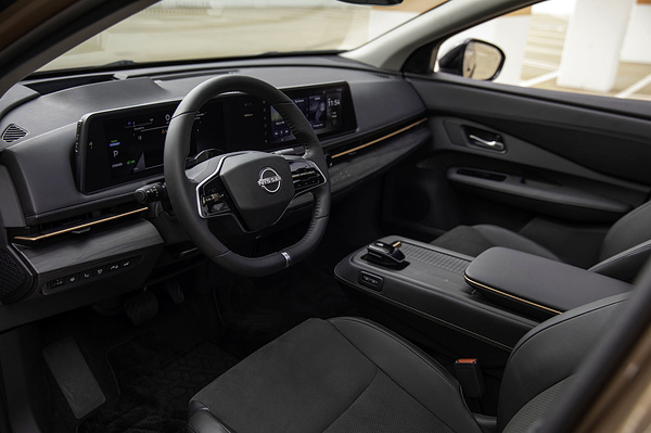 Nissan Ariya 63kWh screens view