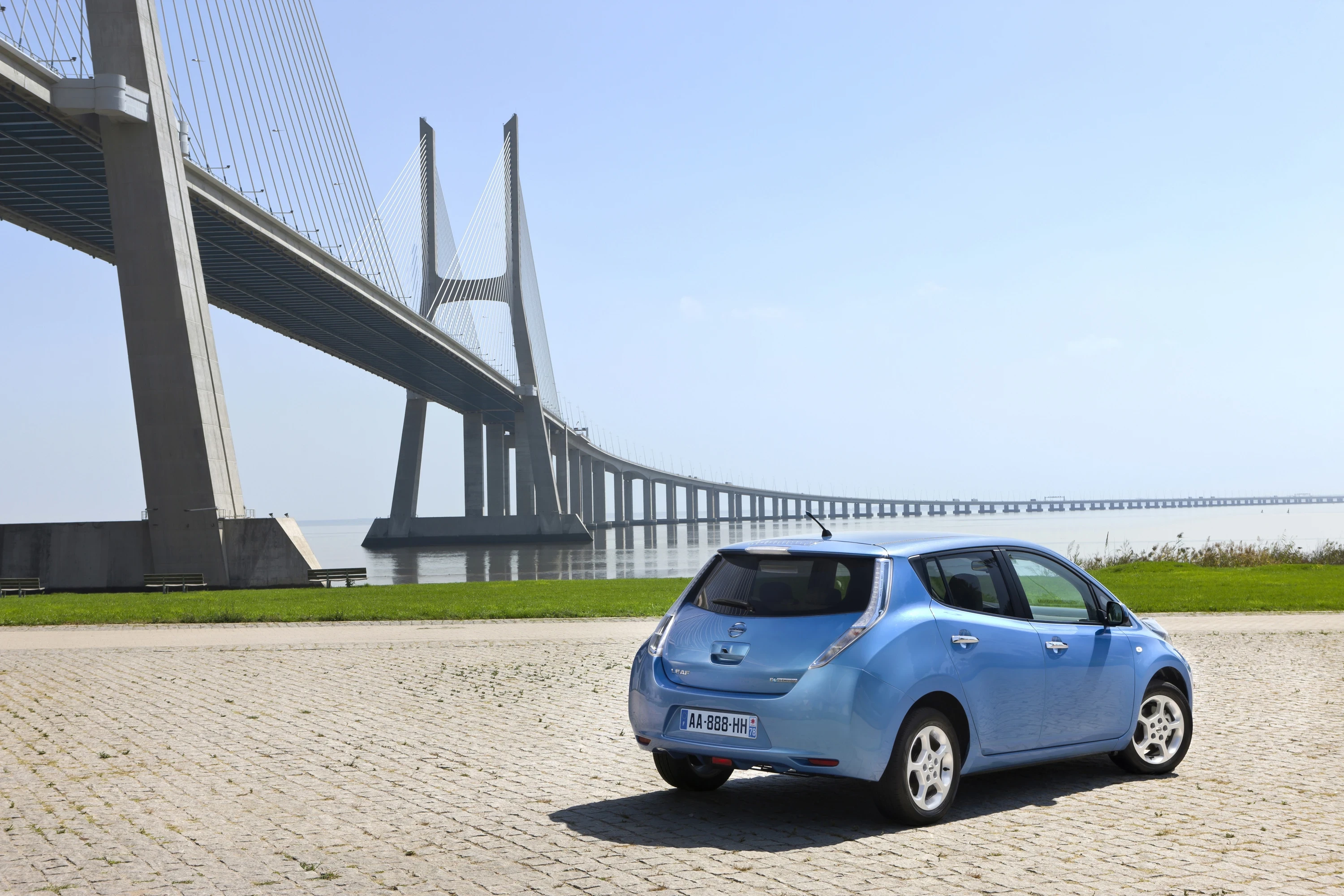 Nissan Leaf 24 kWh exterior view