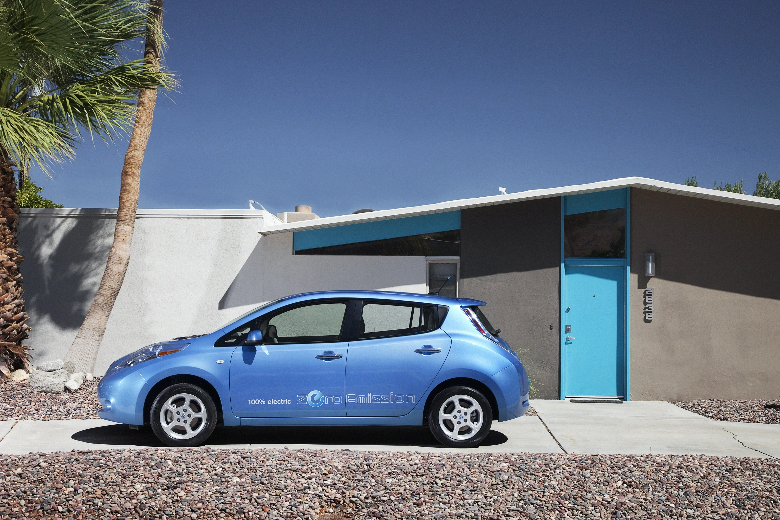 Nissan Leaf 24 kWh exterior view