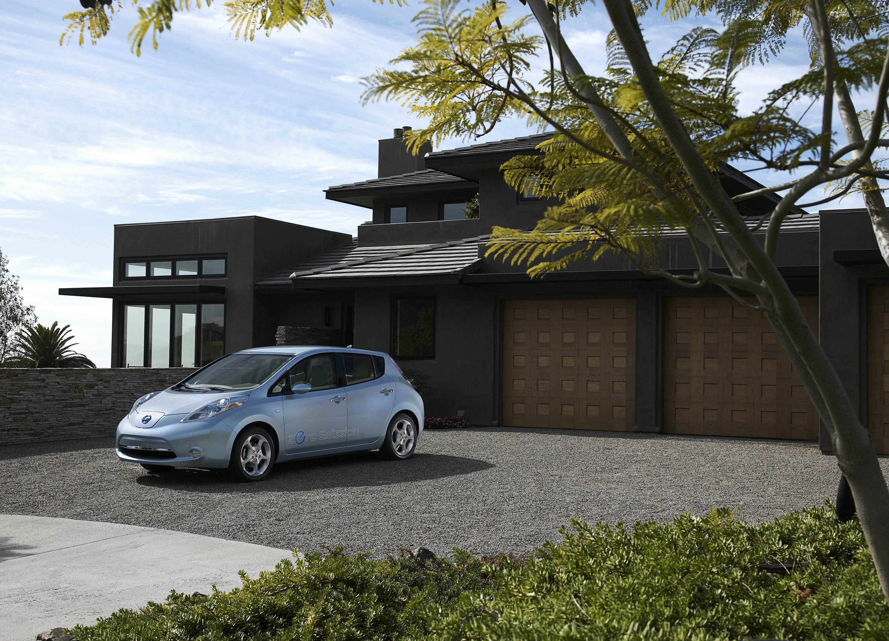 Nissan Leaf 24 kWh exterior view