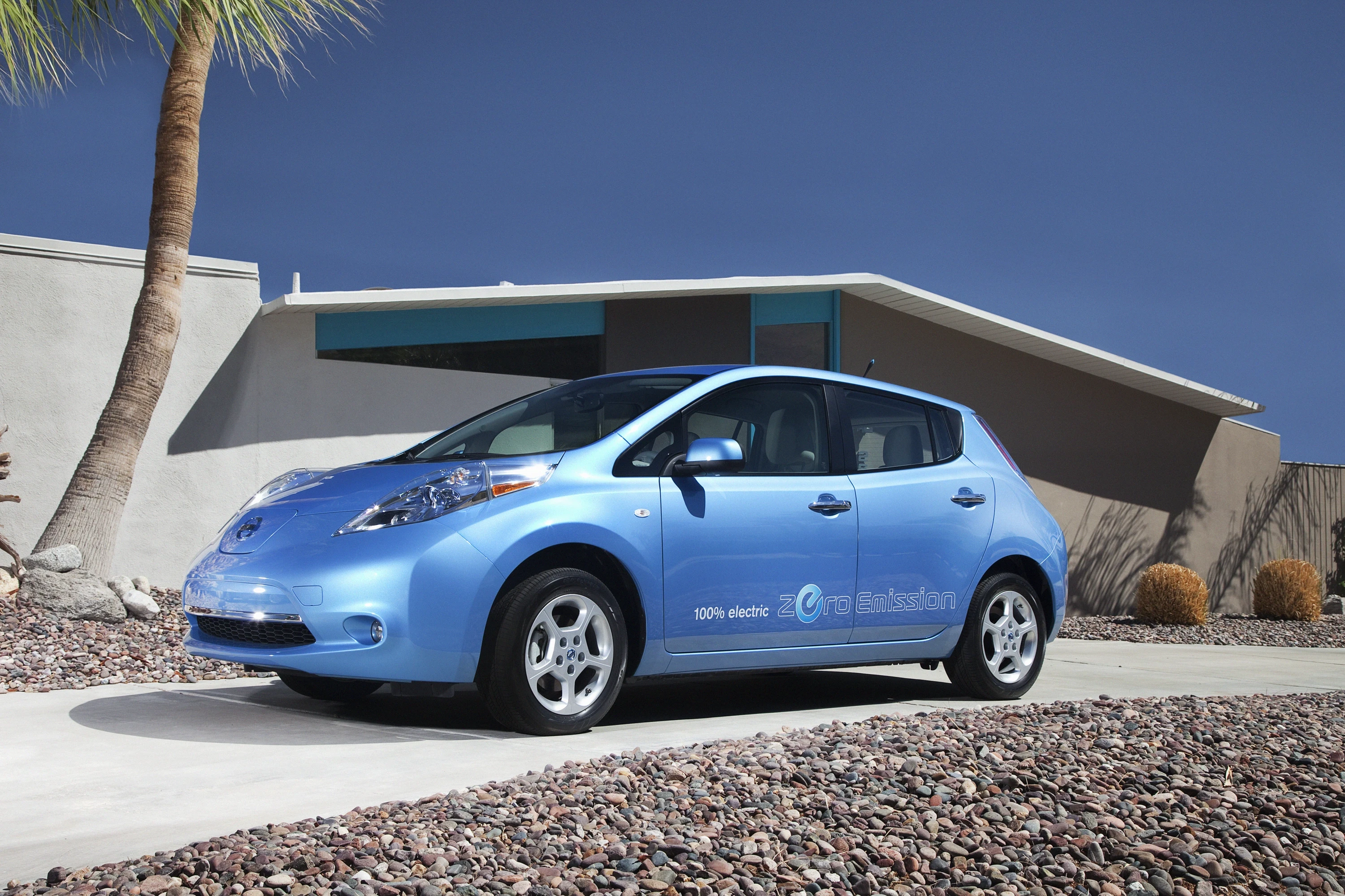Nissan Leaf 24 kWh exterior view