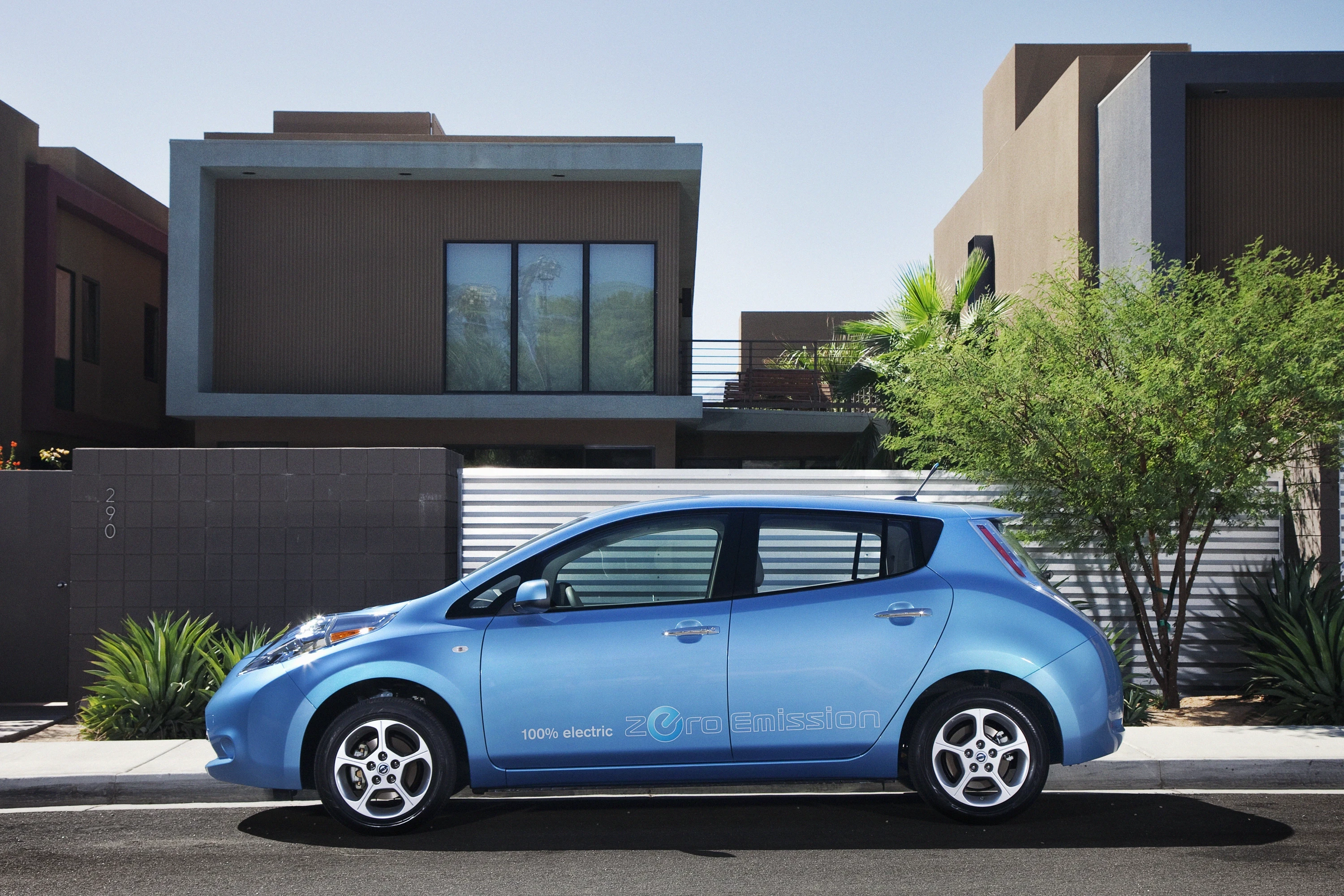 Nissan Leaf 24 kWh exterior view