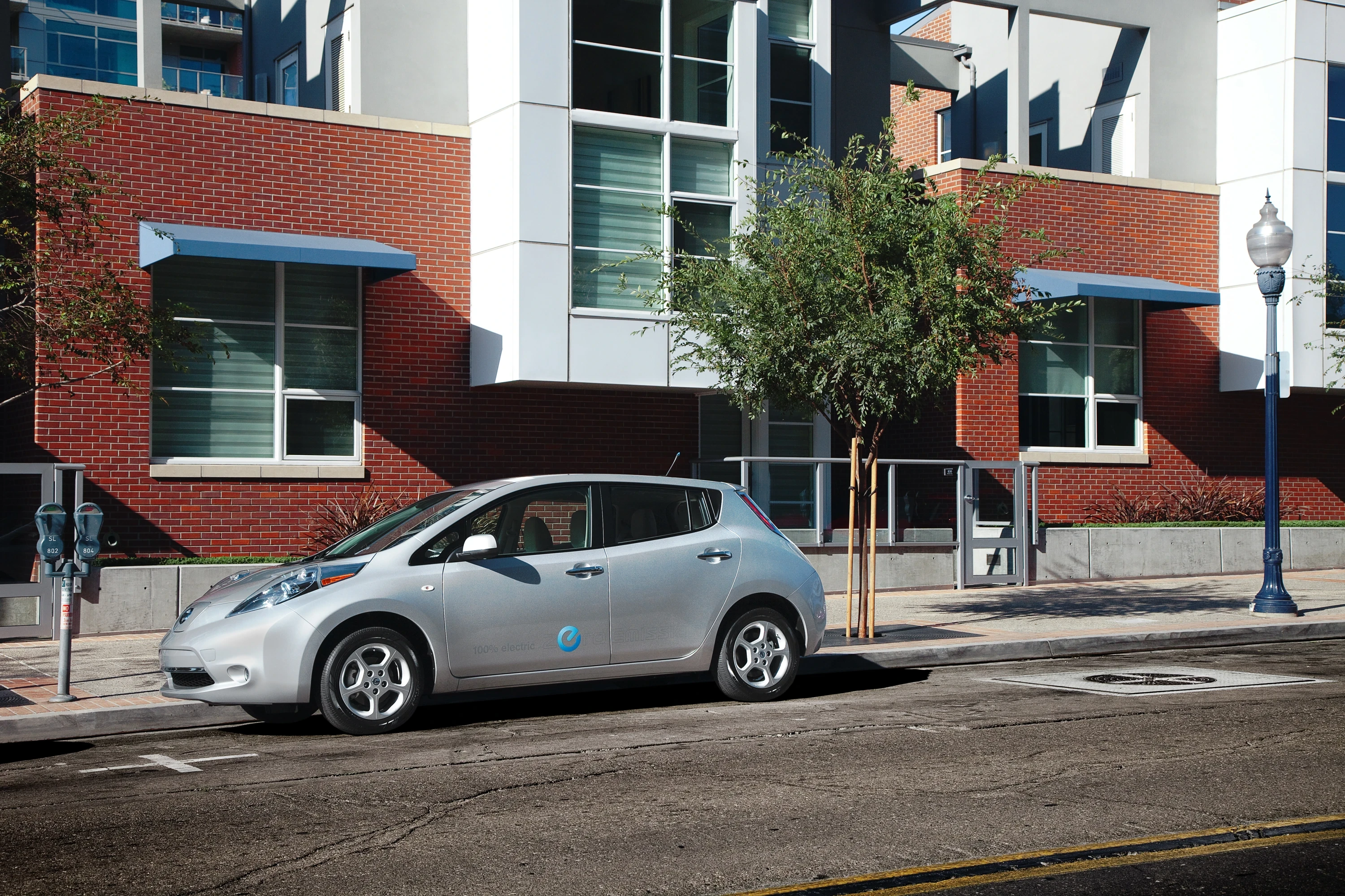 Nissan Leaf 24 kWh exterior view