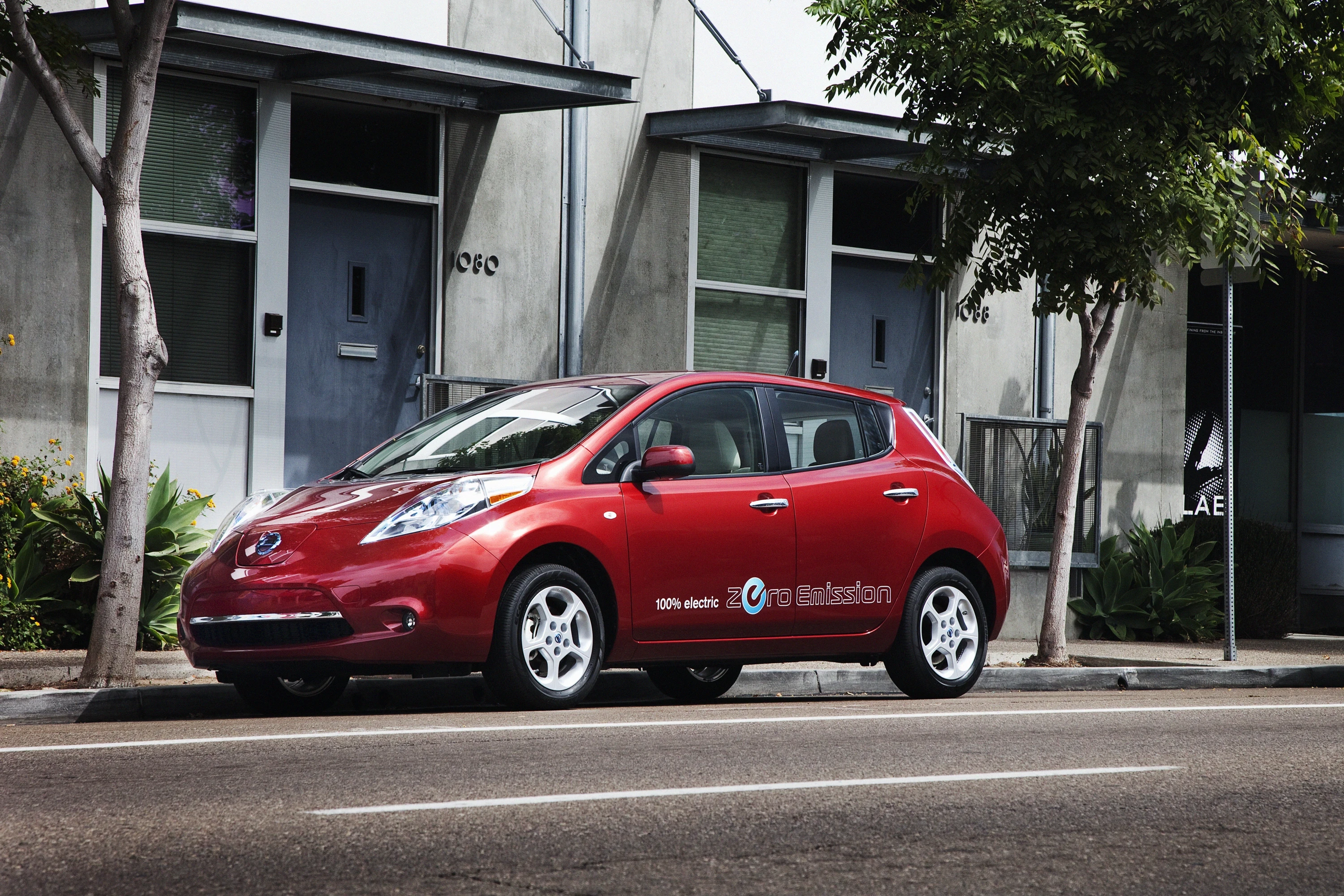 Nissan Leaf 24 kWh exterior view