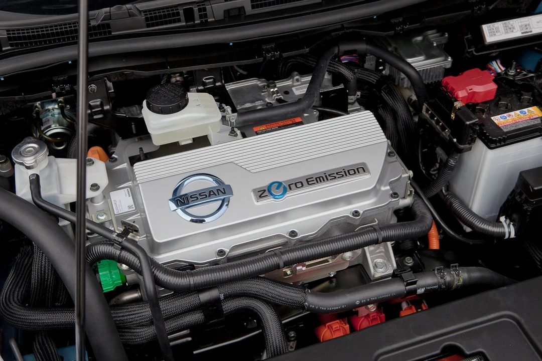 Nissan Leaf 24 kWh exterior view
