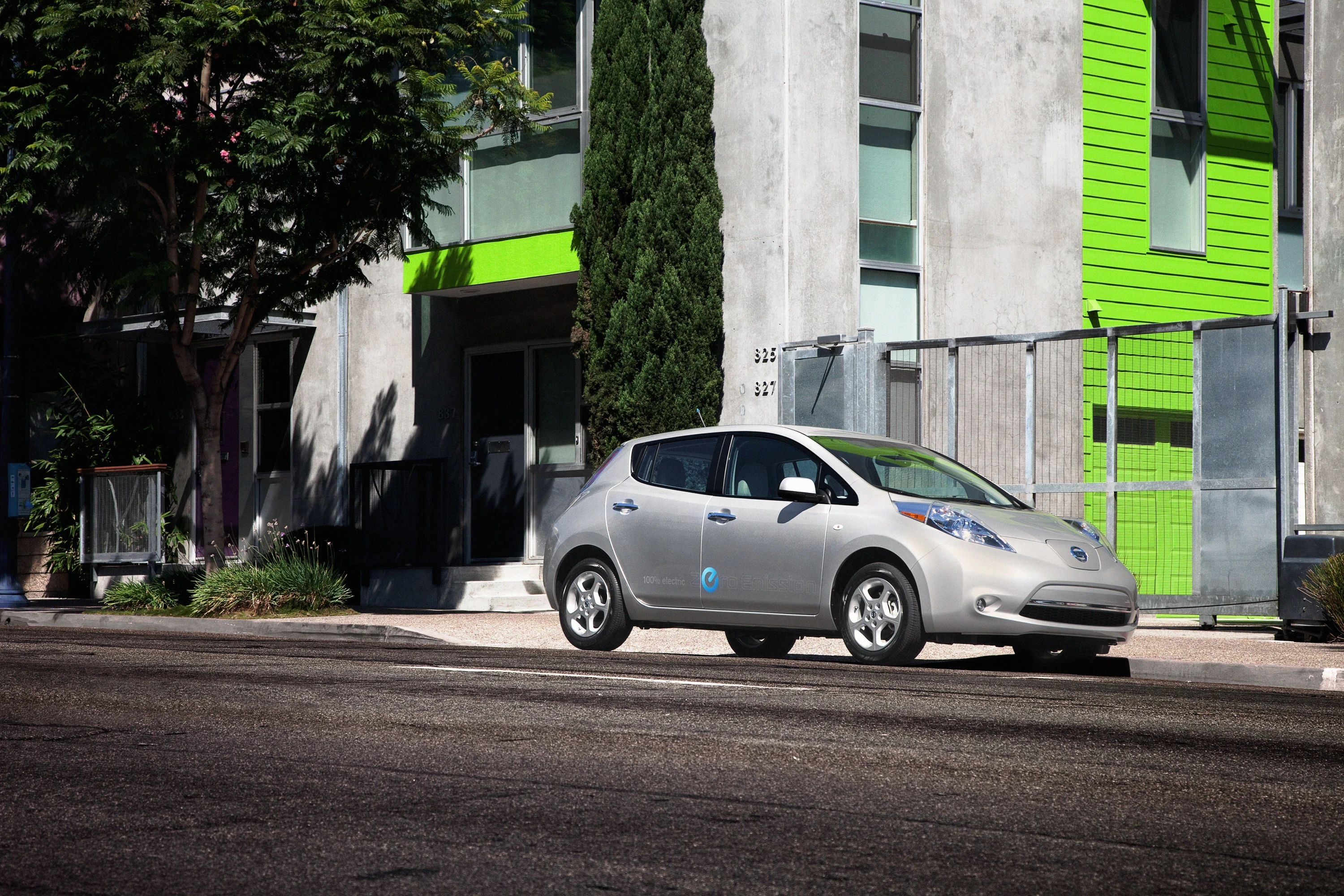 Nissan Leaf 24 kWh exterior view