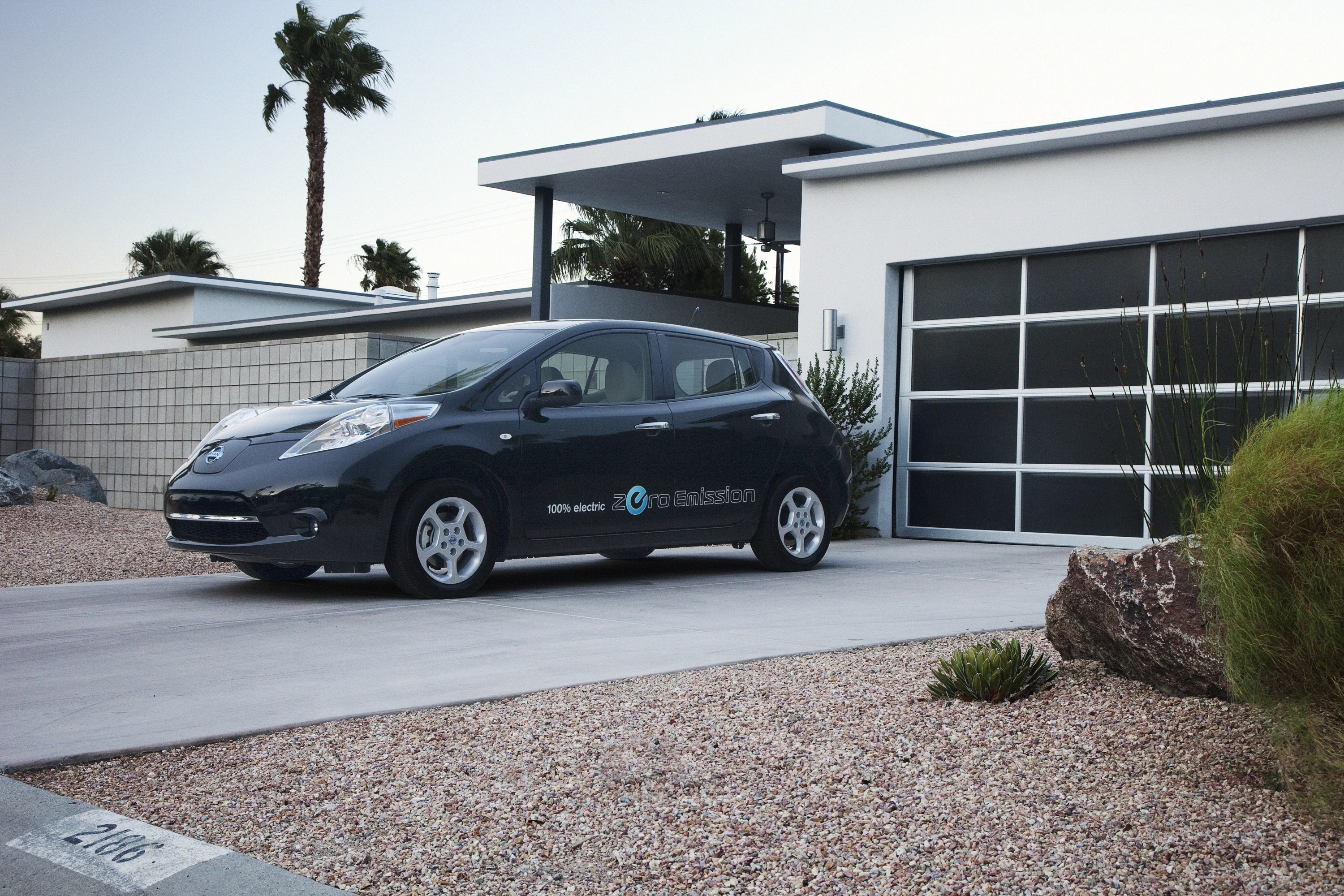 Nissan Leaf 24 kWh exterior view