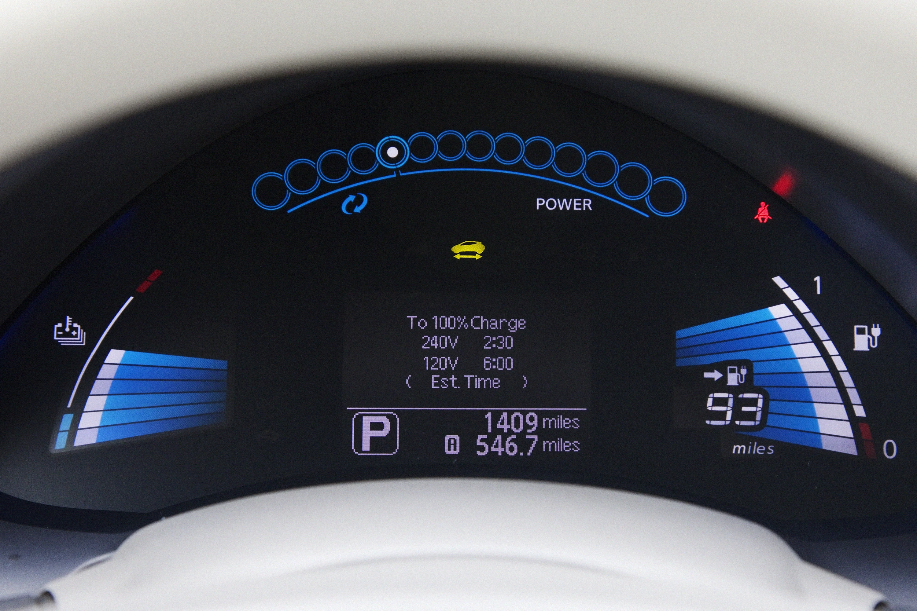 Nissan Leaf 24 kWh screens view