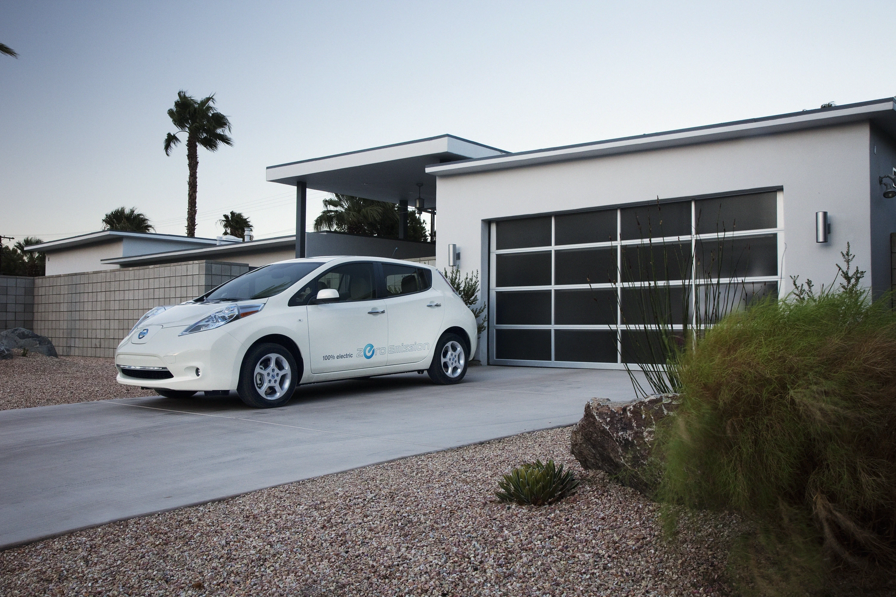 Nissan Leaf 24 kWh exterior view