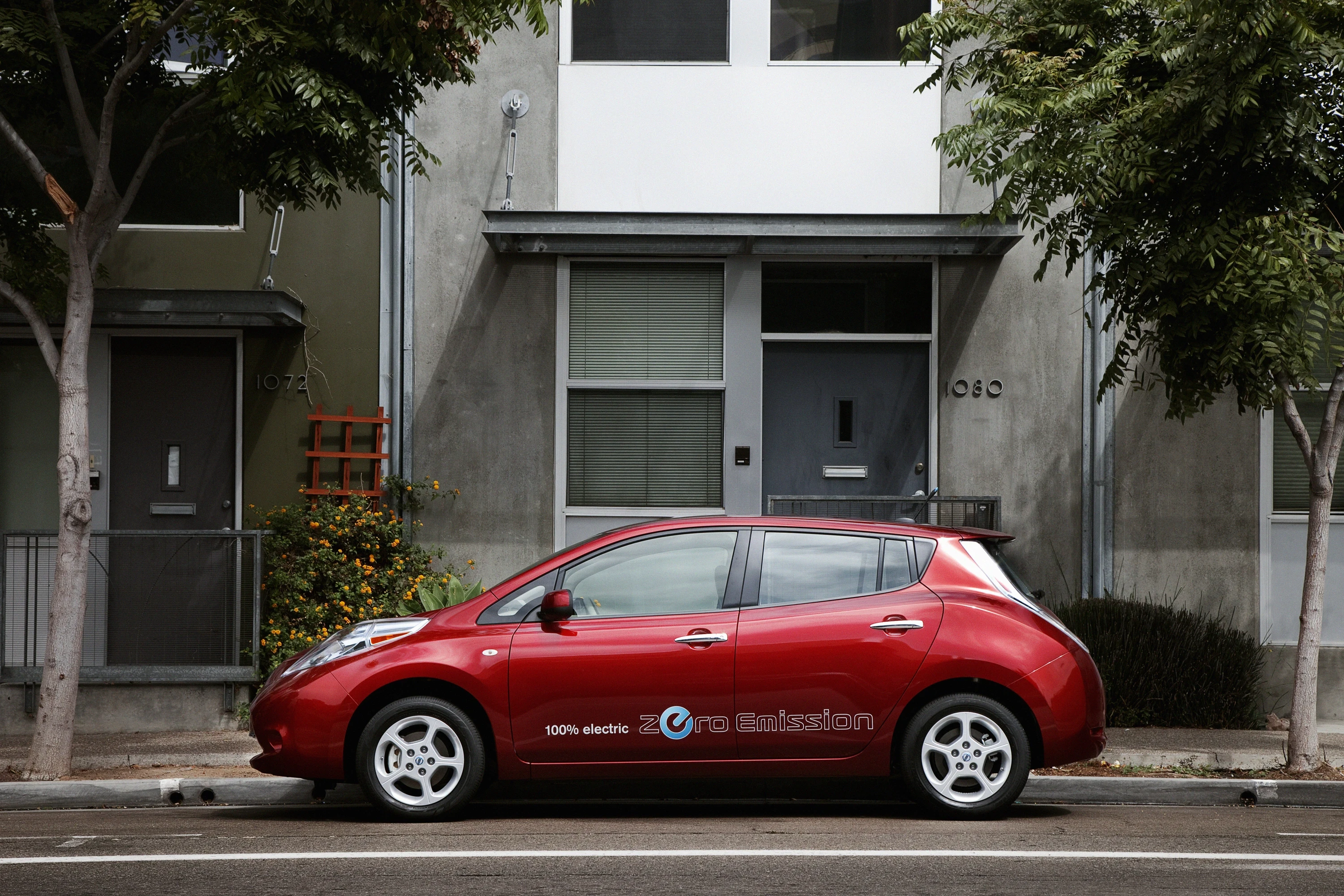 Nissan Leaf 24 kWh exterior view