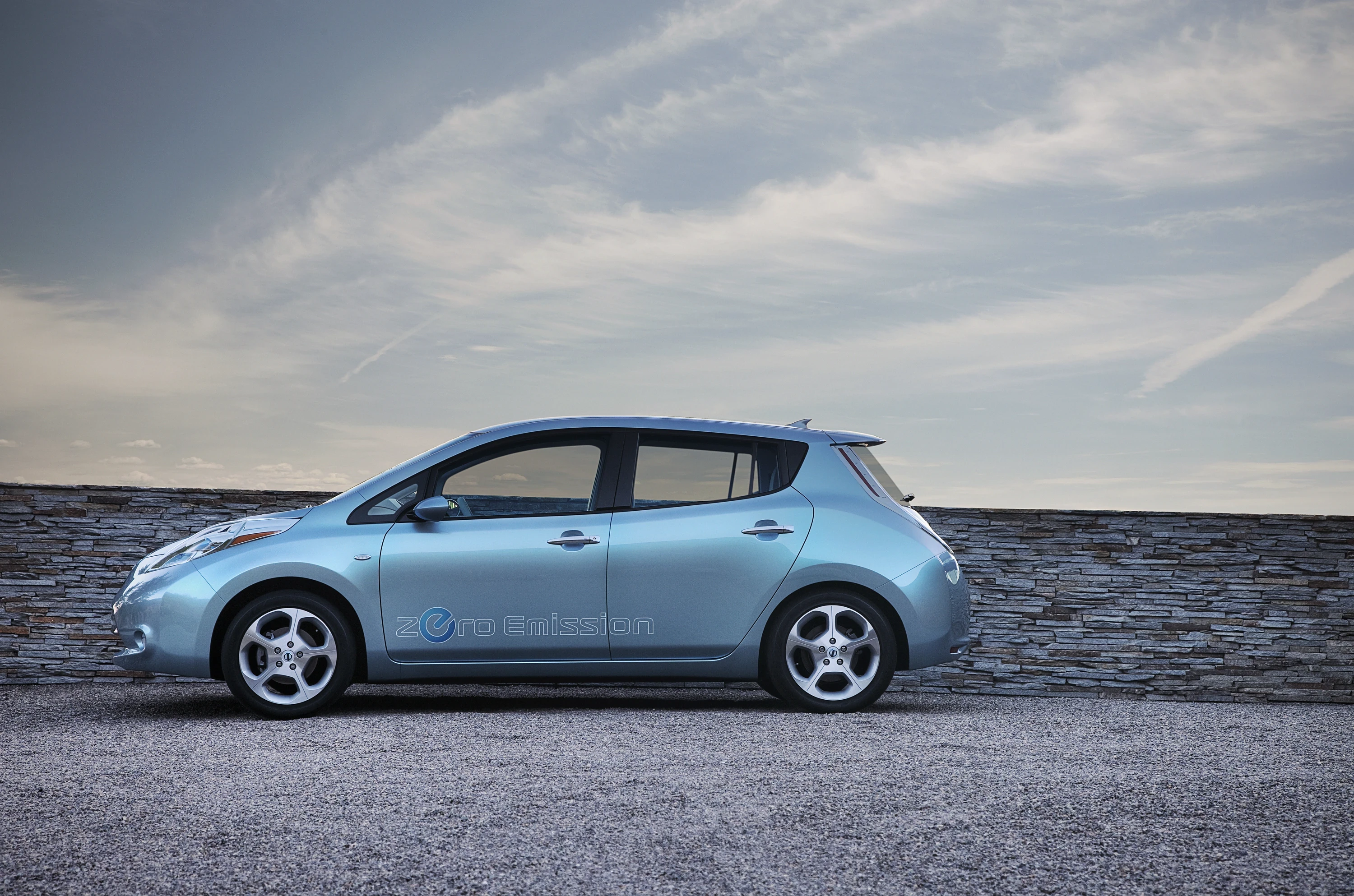 Nissan Leaf 24 kWh exterior view