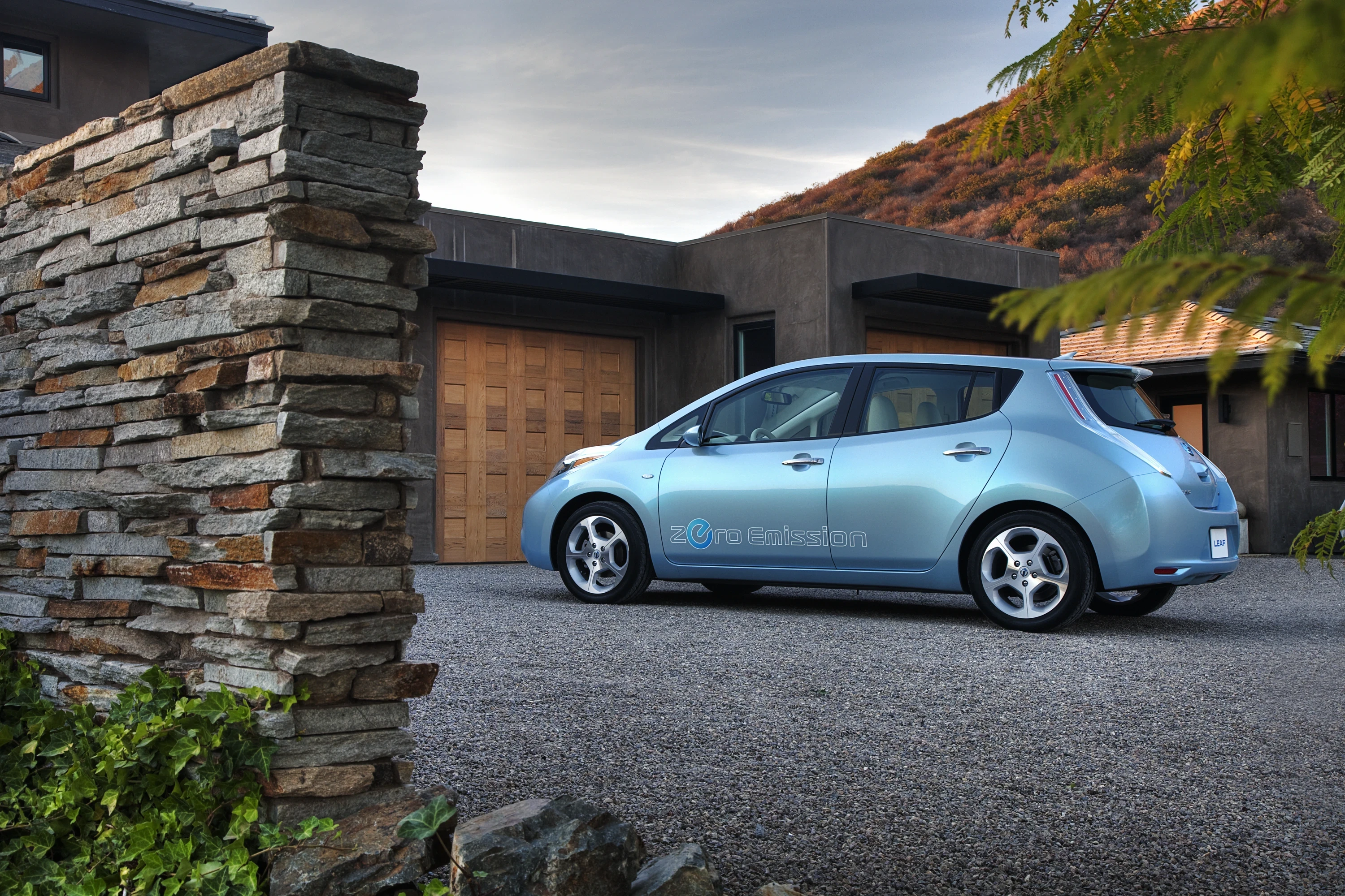 Nissan Leaf 24 kWh exterior view