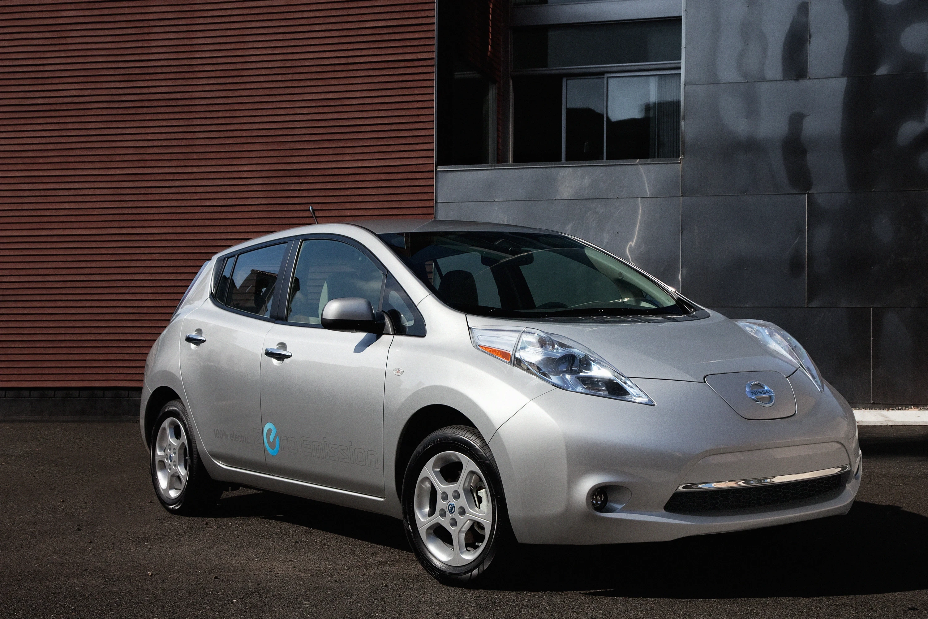Nissan Leaf 24 kWh exterior view