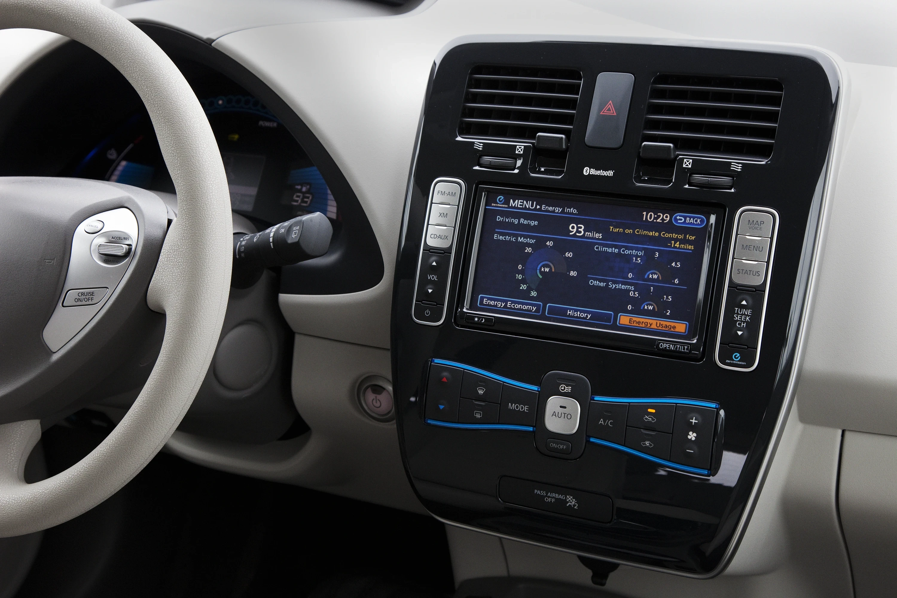 Nissan Leaf 24 kWh screens view