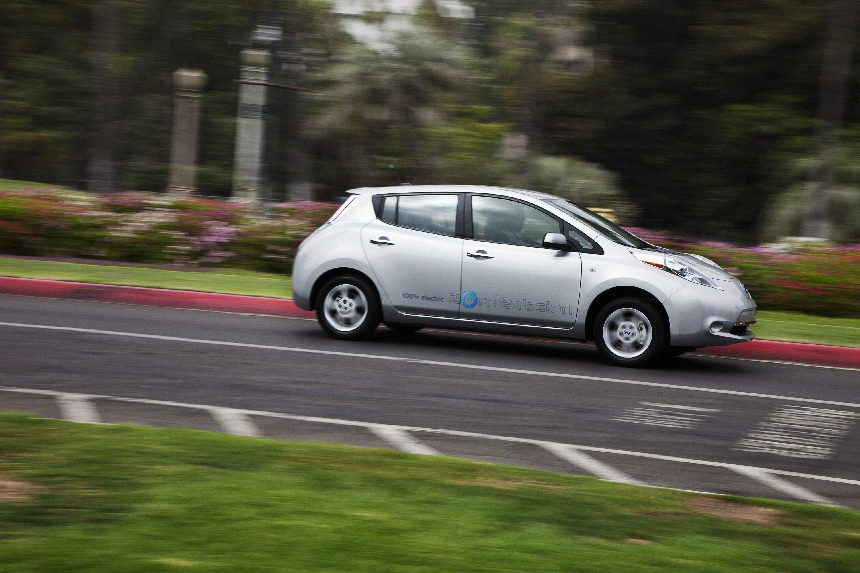 Nissan Leaf 24 kWh exterior view