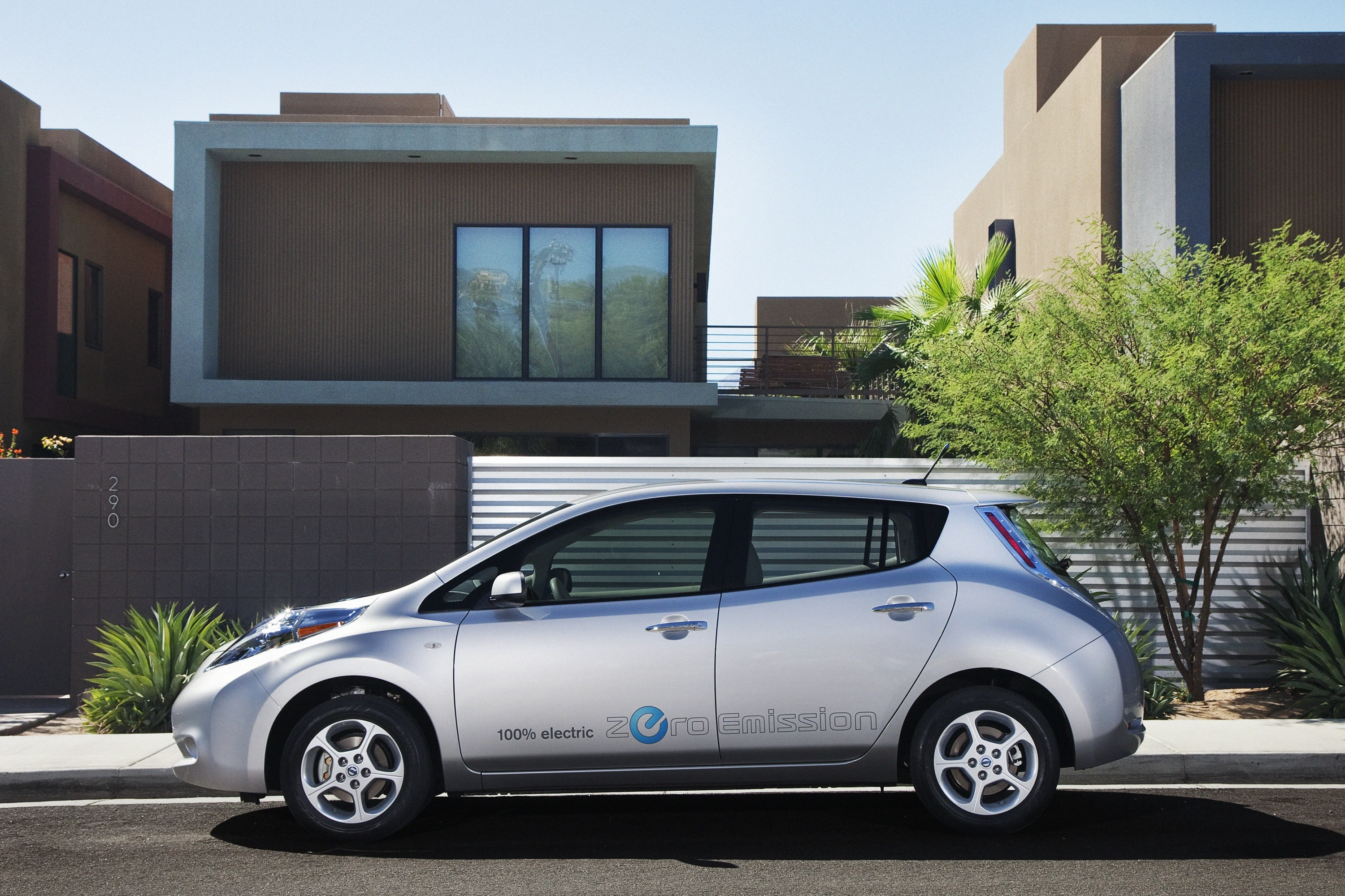 Nissan Leaf 24 kWh exterior view