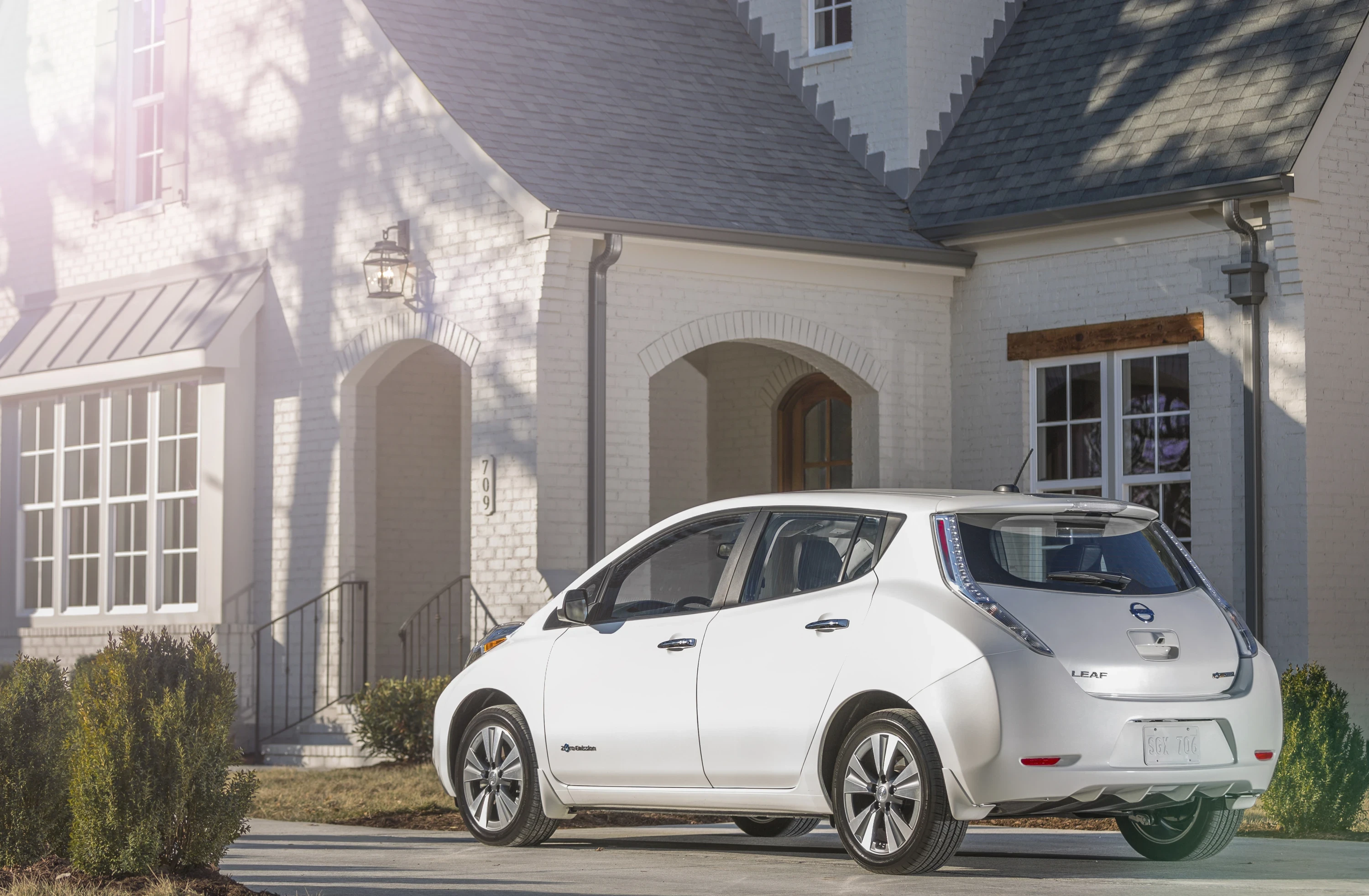 Nissan Leaf 30 kWh exterior view