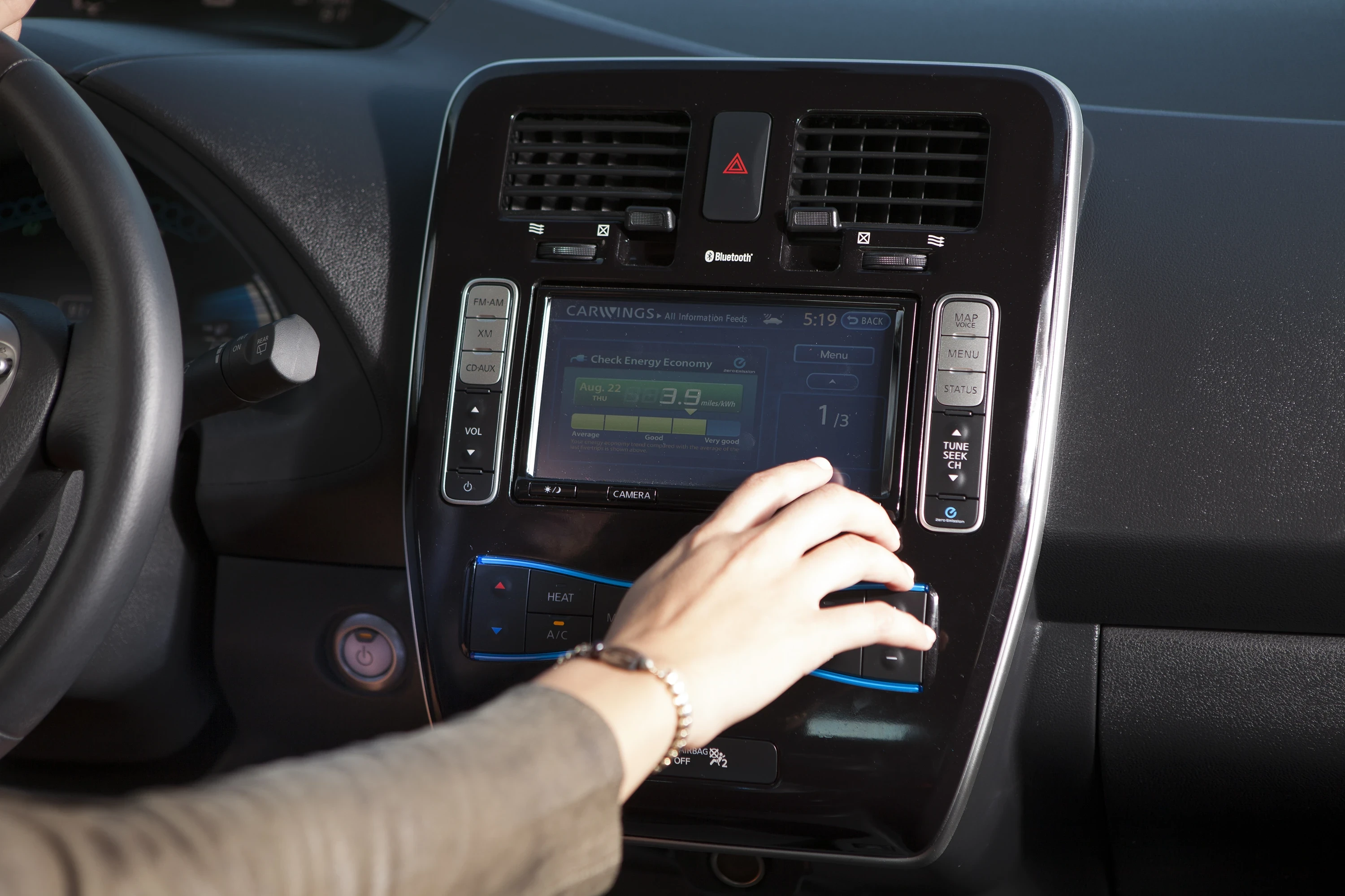 Nissan Leaf 30 kWh screens view