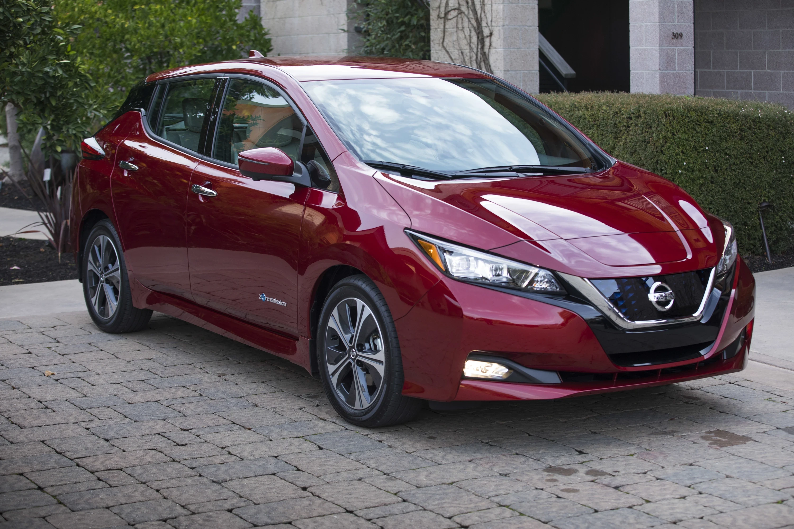 Nissan Leaf 40 kWh exterior view