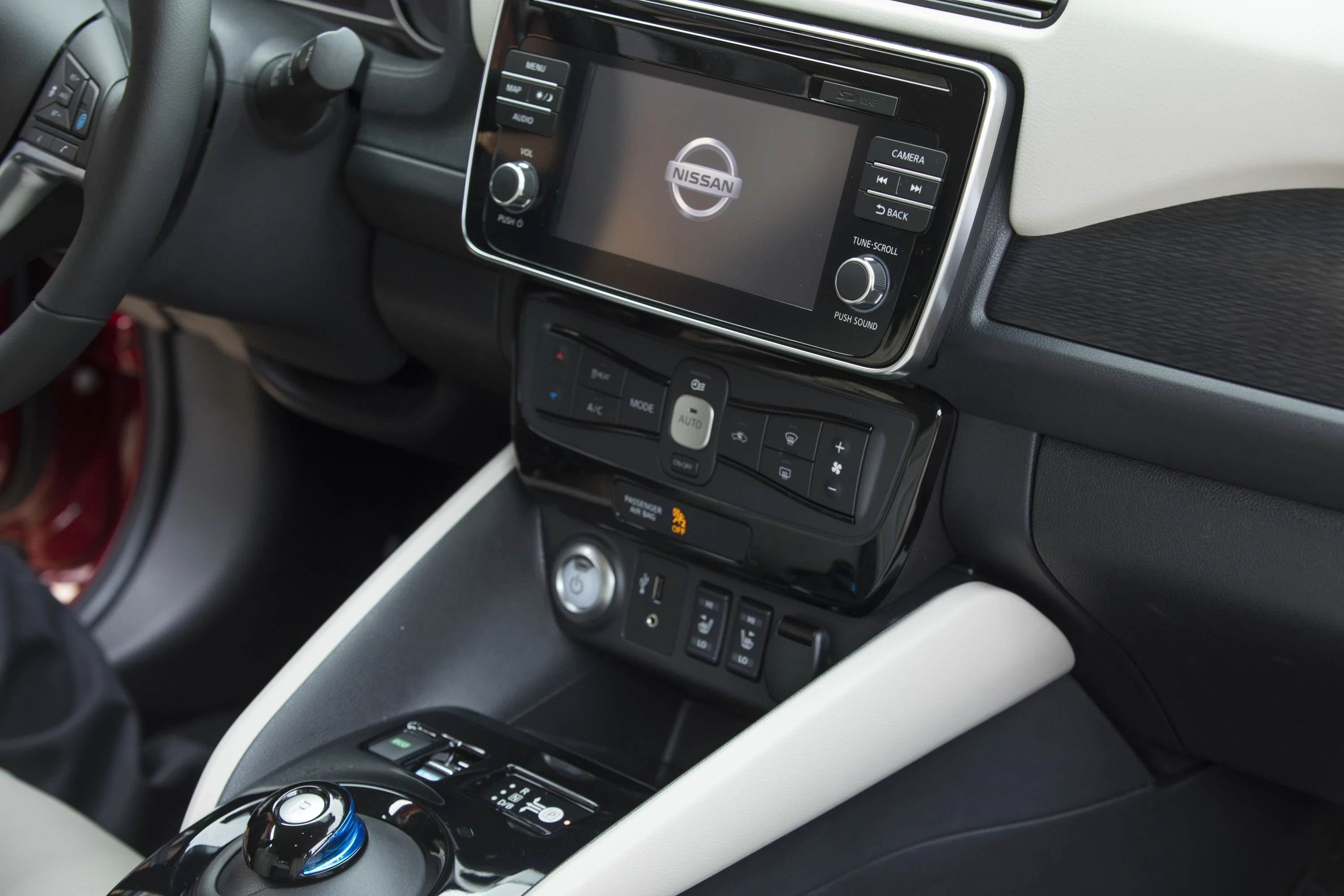Nissan Leaf 40 kWh screens view