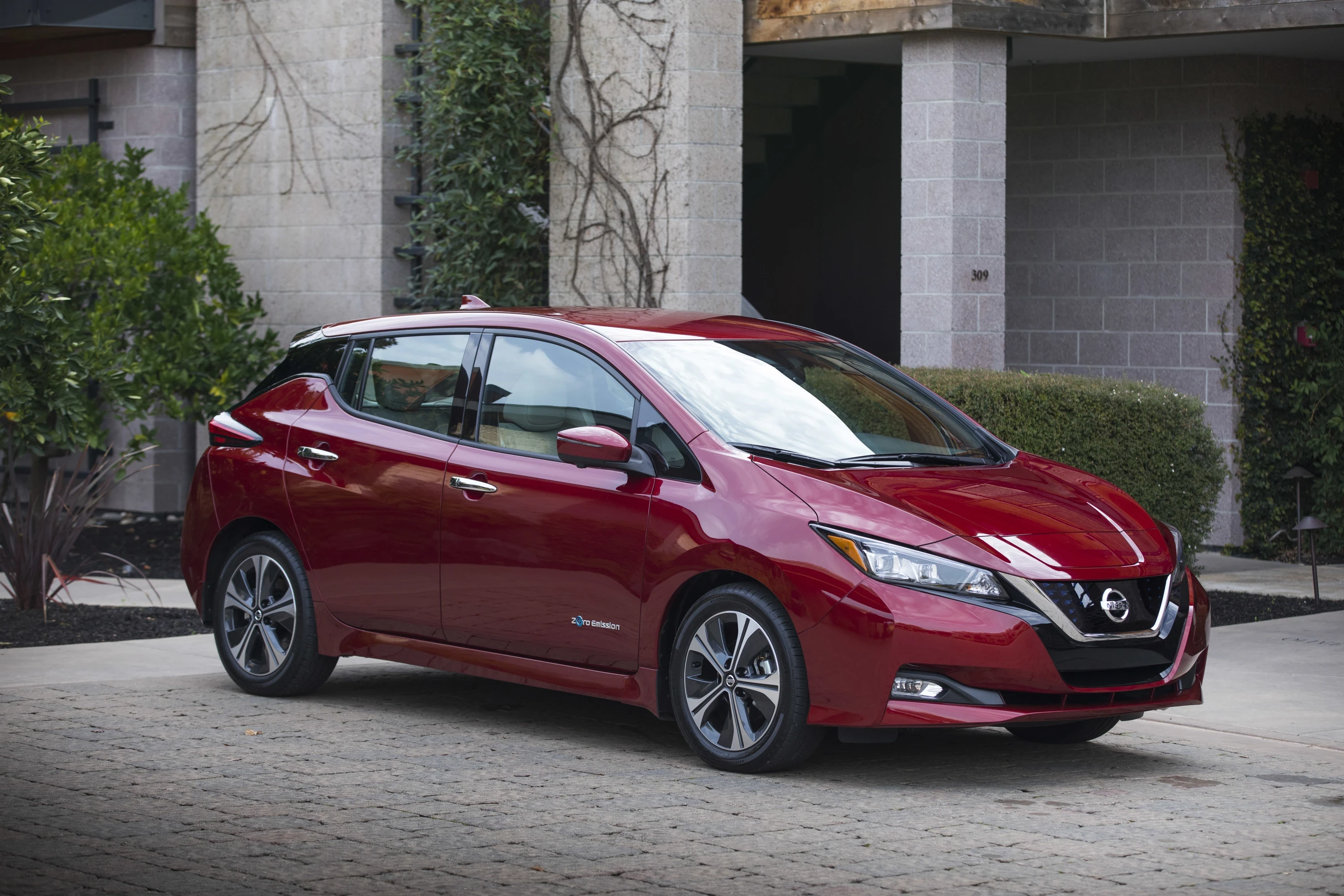 Nissan Leaf 40 kWh exterior view