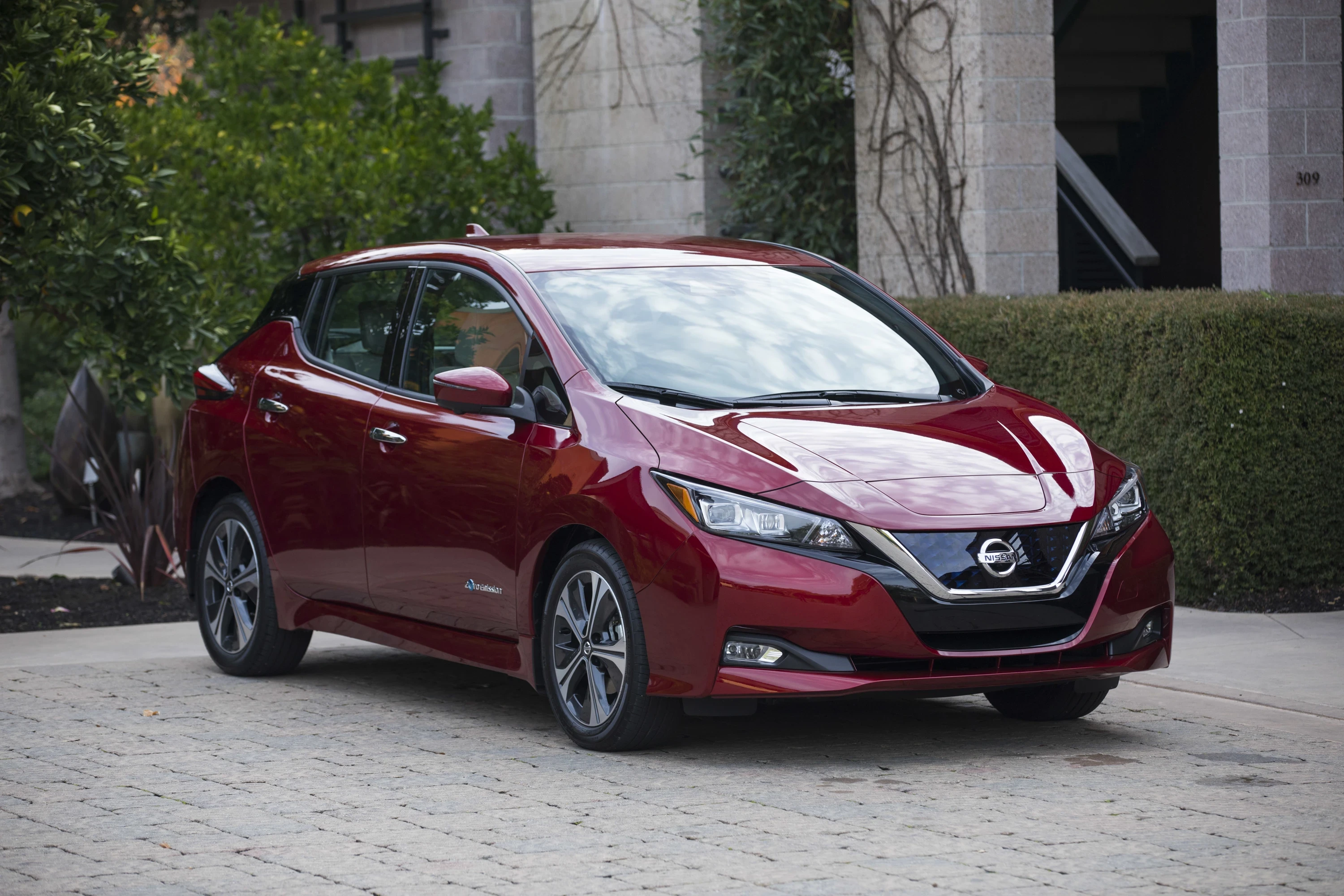 Nissan Leaf 40 kWh exterior view