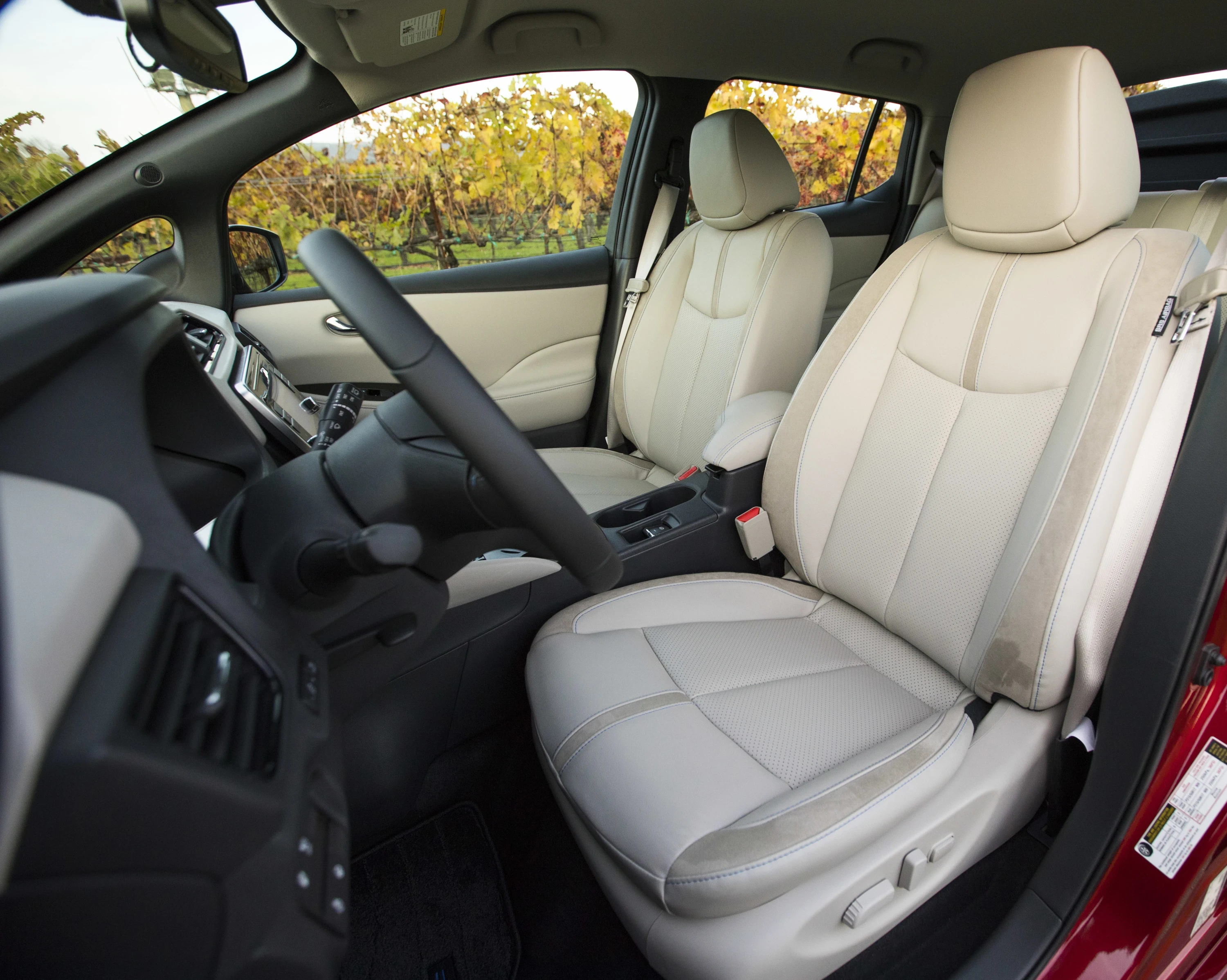 Nissan Leaf 40 kWh frontseats view