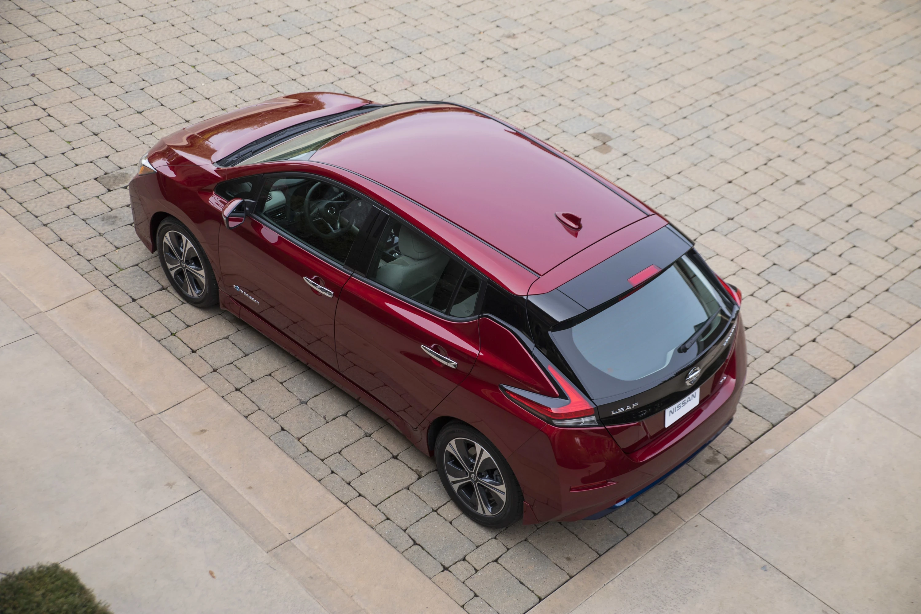 Nissan Leaf 40 kWh exterior view