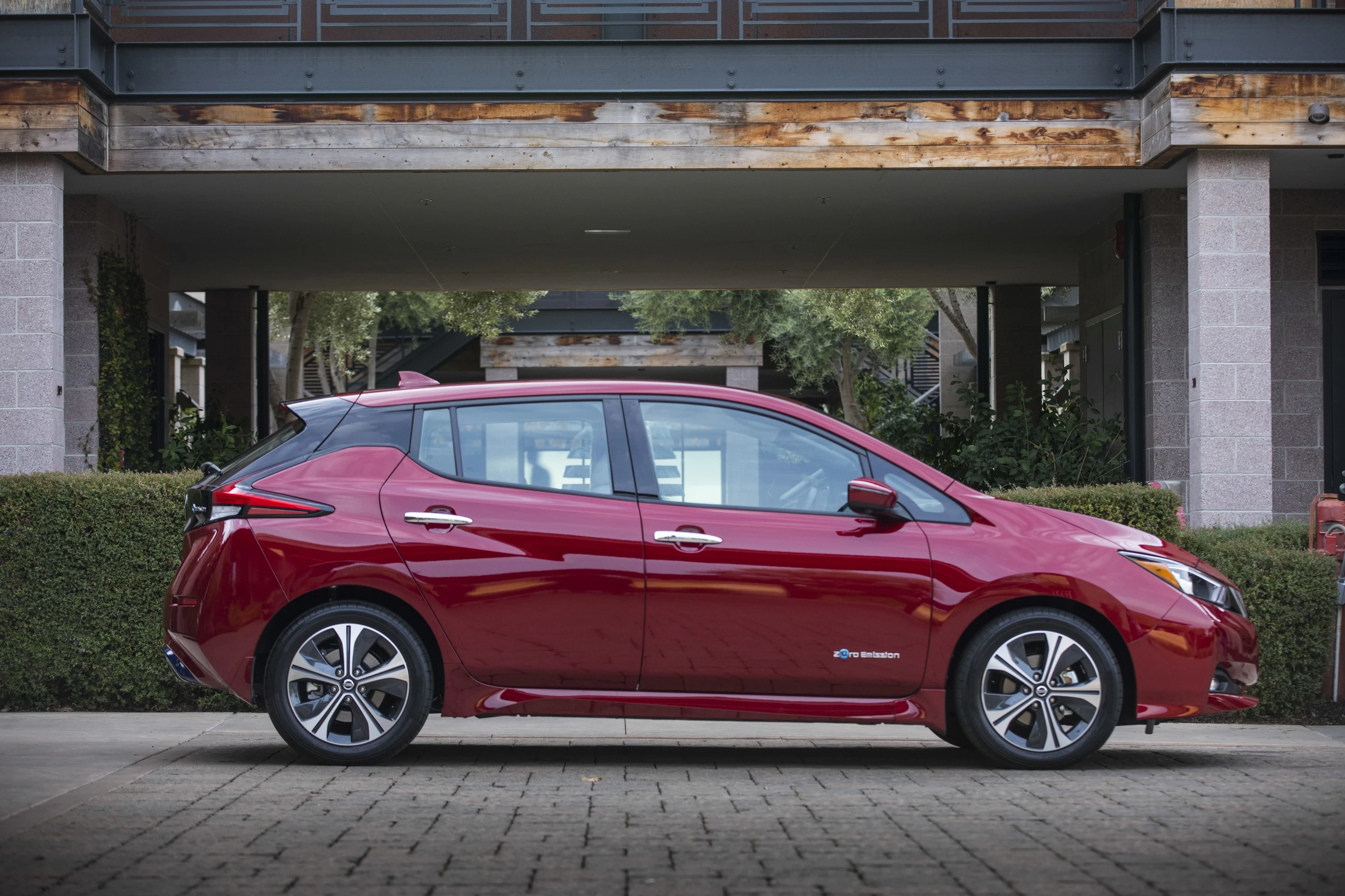 Nissan Leaf 40 kWh exterior view