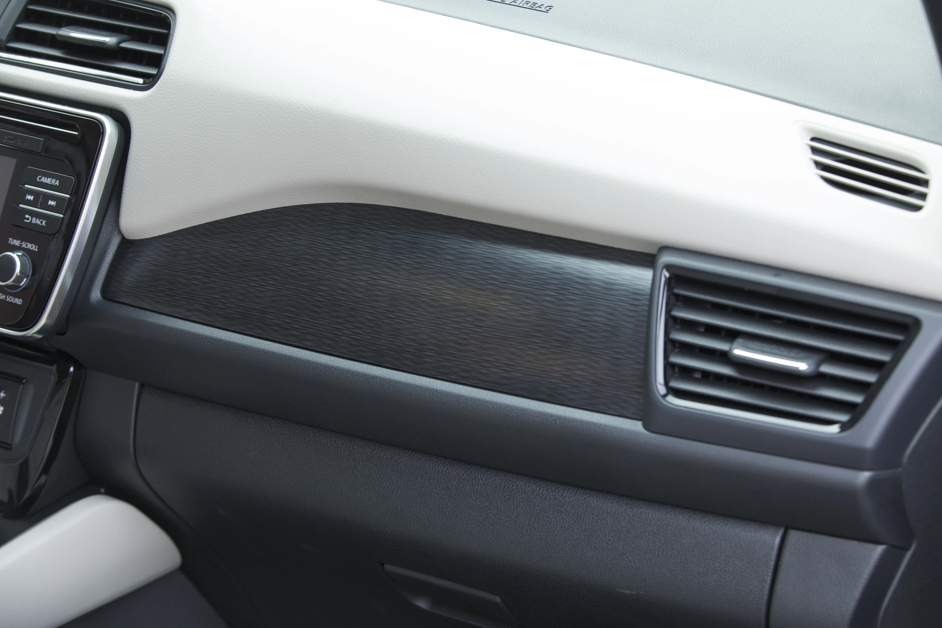 Nissan Leaf 40 kWh interiorstorage view