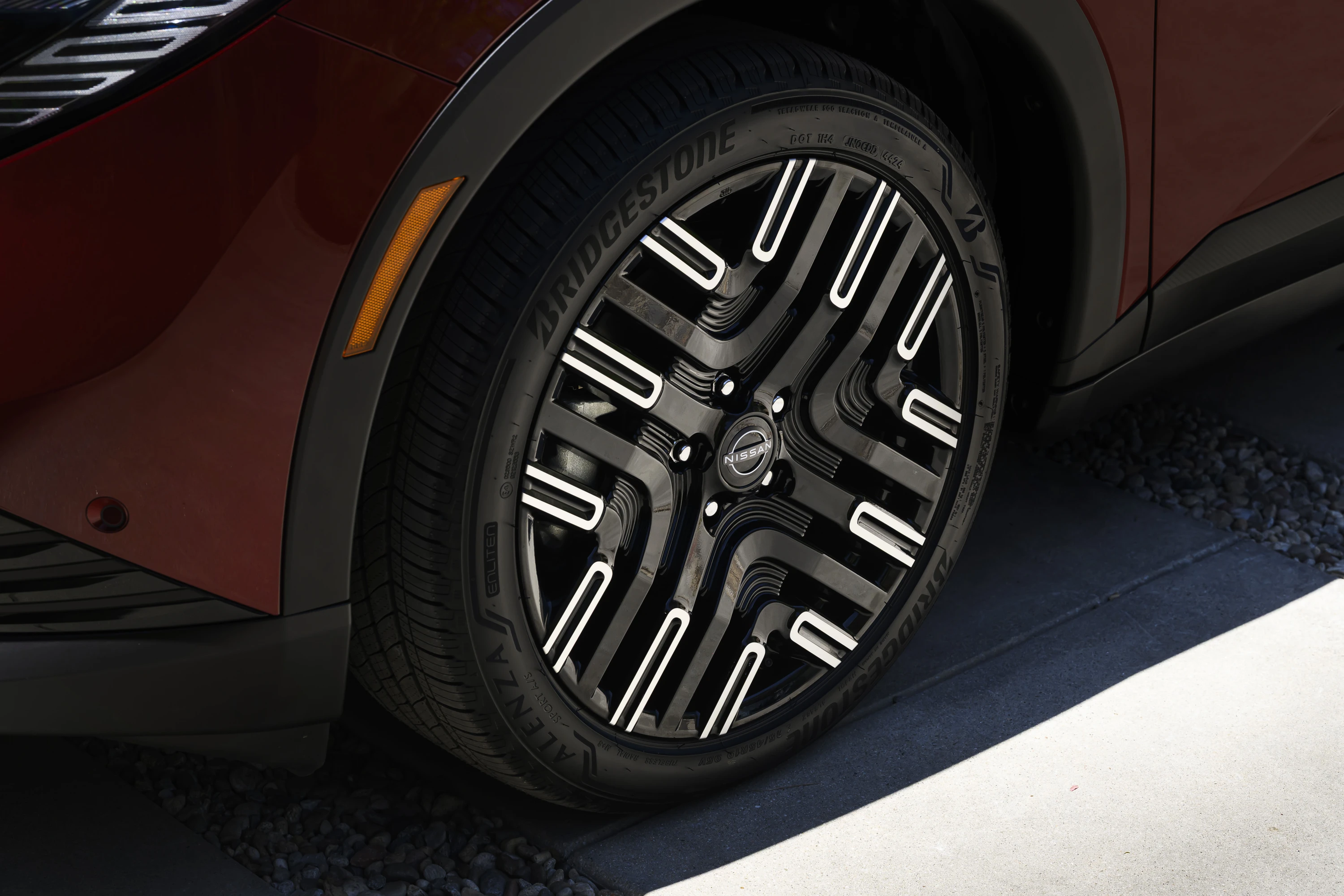 Nissan Leaf Long Range wheels view