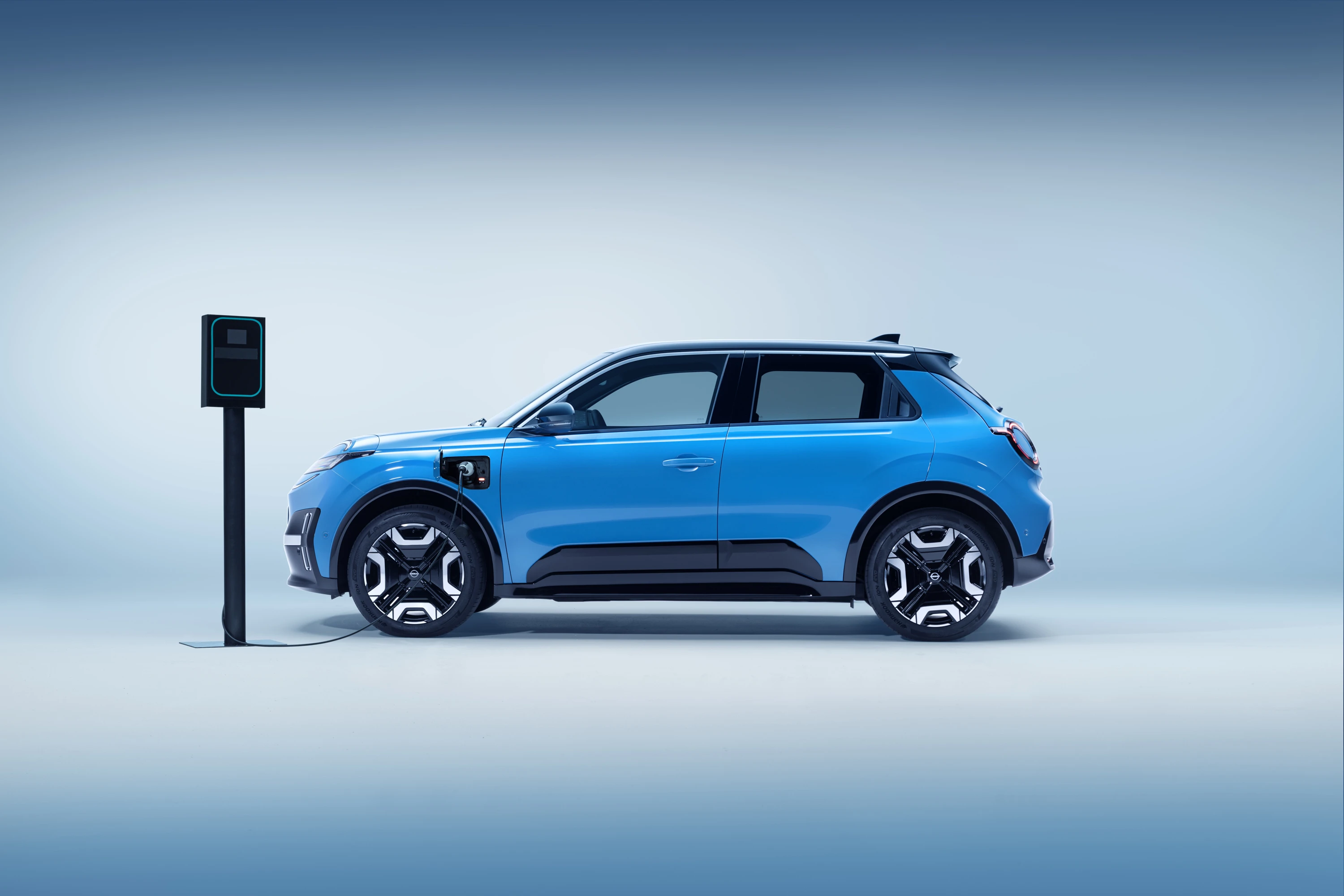 Nissan Micra 52 kWh charging view