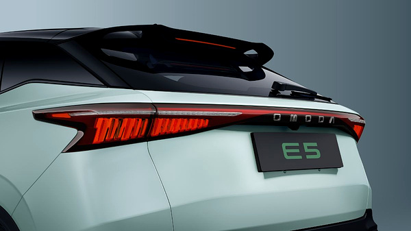 OMODA E5 rearlights view