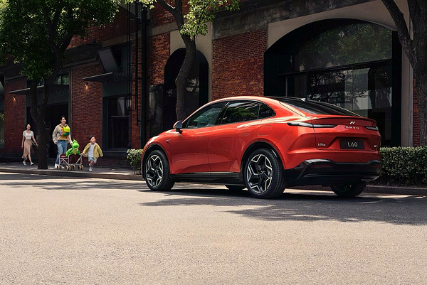 Onvo L60 AWD exterior view