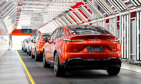 Onvo L60 AWD exterior view