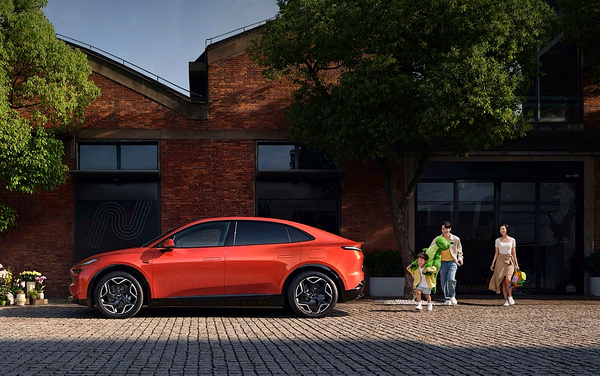 Onvo L60 AWD exterior view